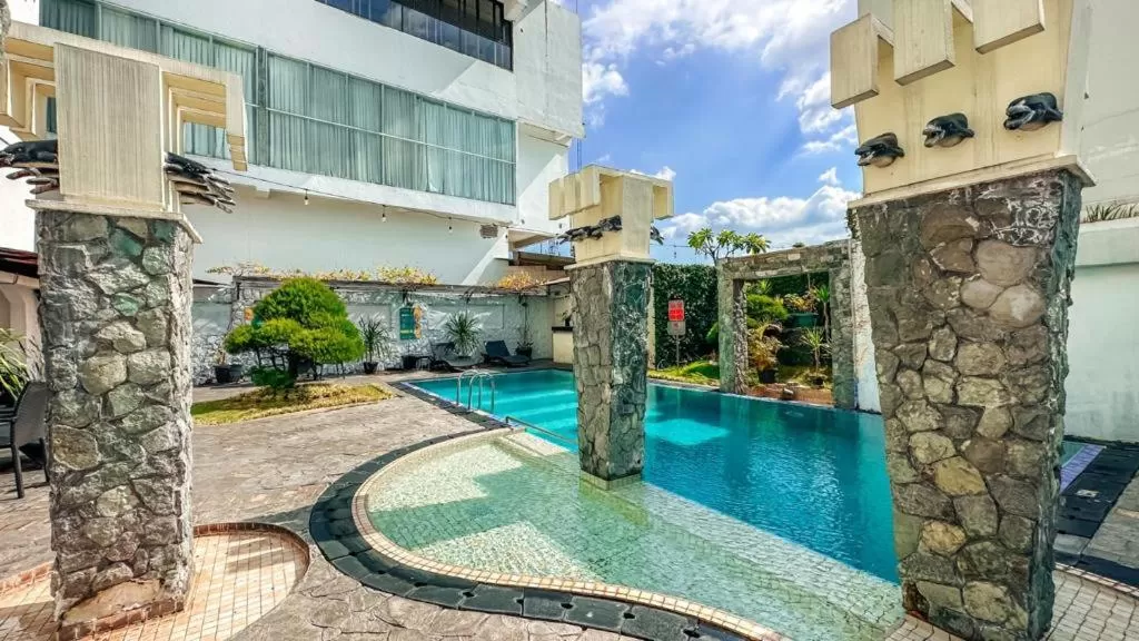 Swimming pool in Malyabhara Hotel