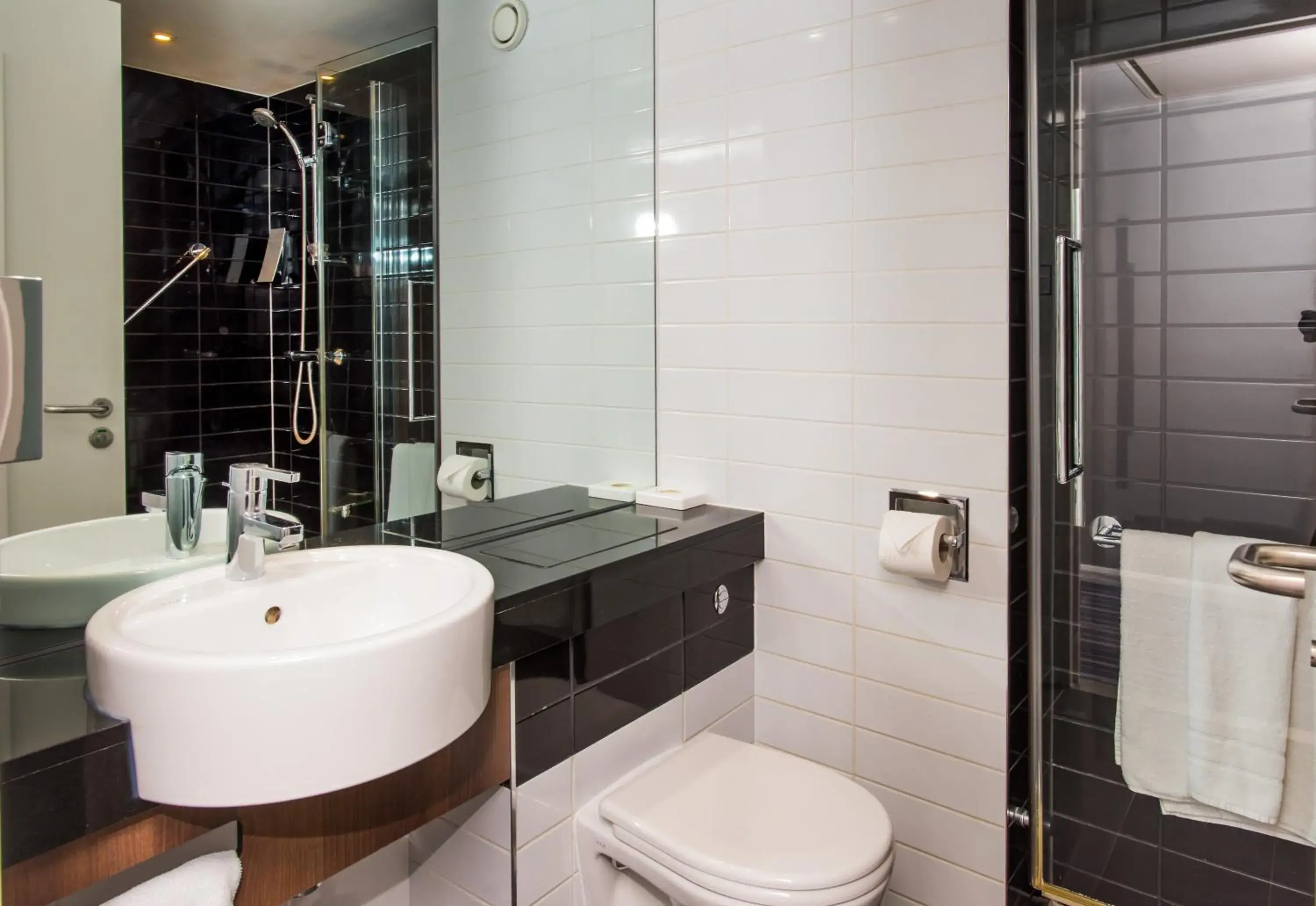 Photo of the whole room, Bathroom in Holiday Inn Express Tamworth