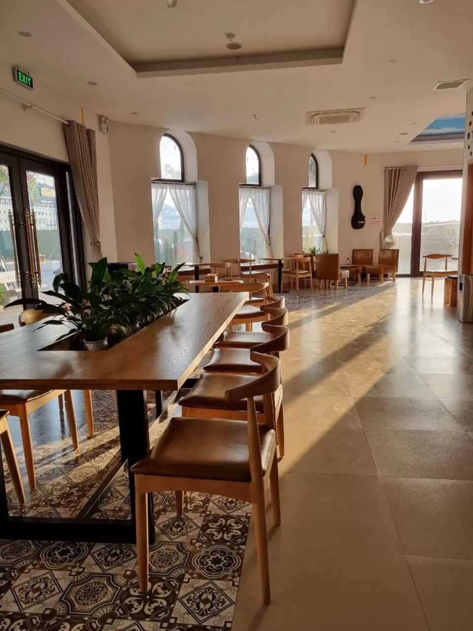 Communal lounge/ TV room in Le Cactus Hotel Ha Long