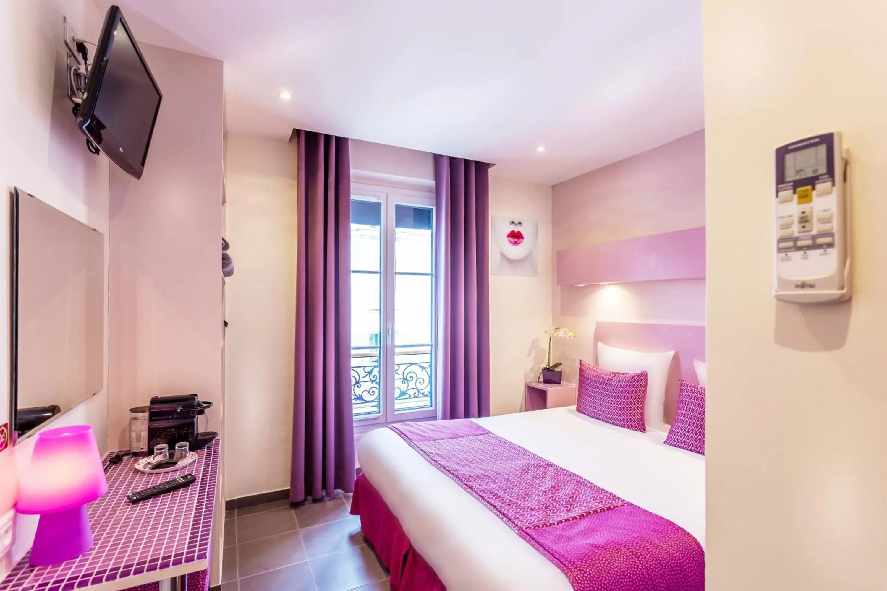 TV and multimedia, Bed in Pink Hotel
