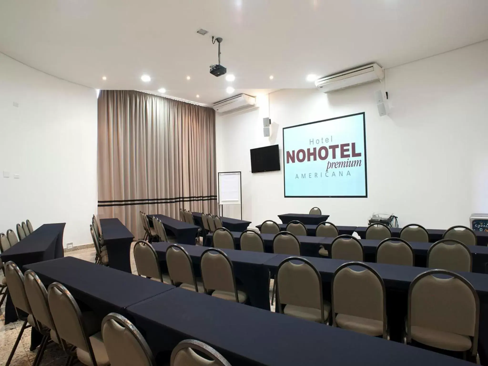 Meeting/conference room in Nohotel Premium Americana