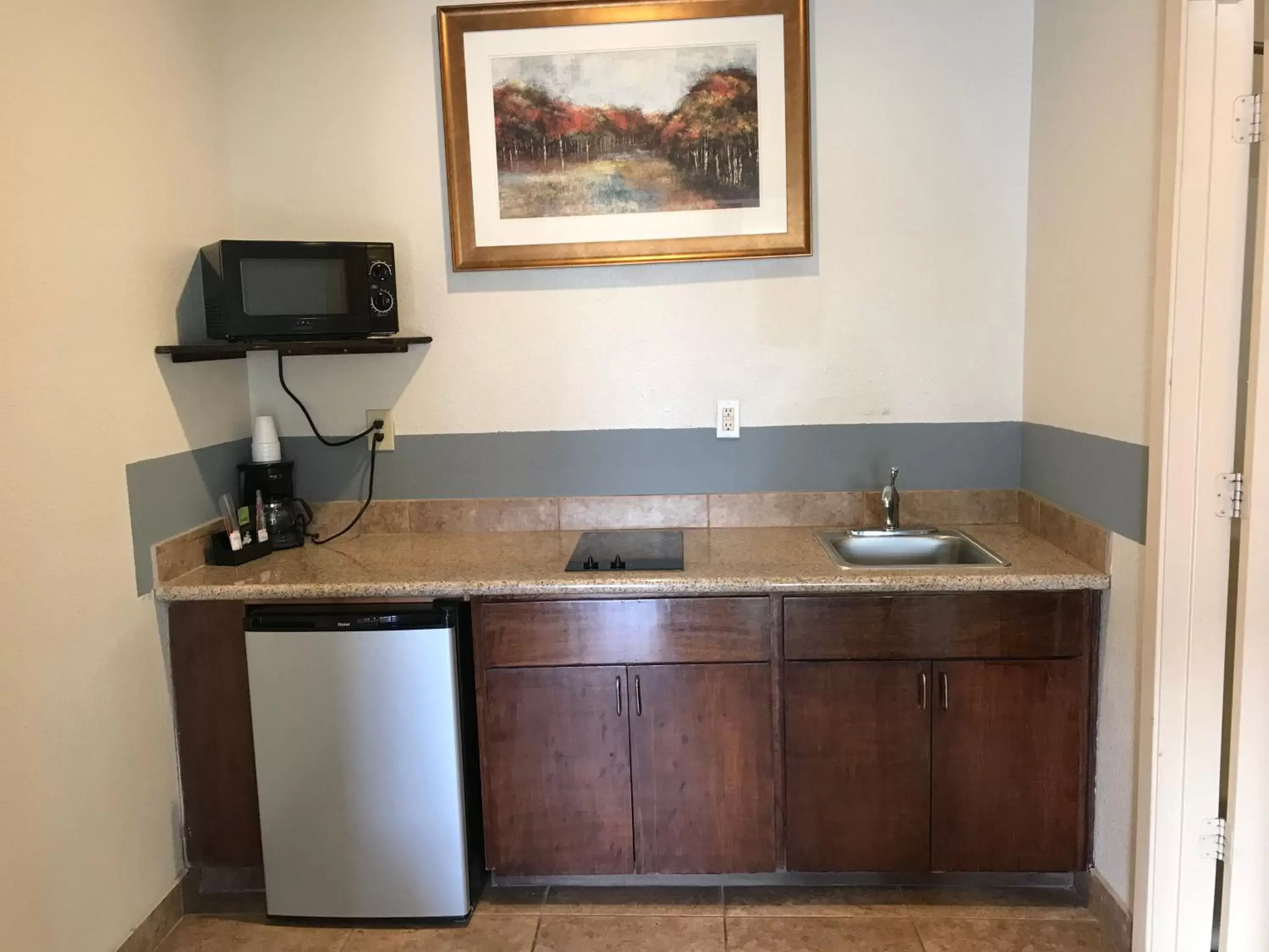 Kitchen or kitchenette, Kitchen/Kitchenette in Big Lake Inn and Suites