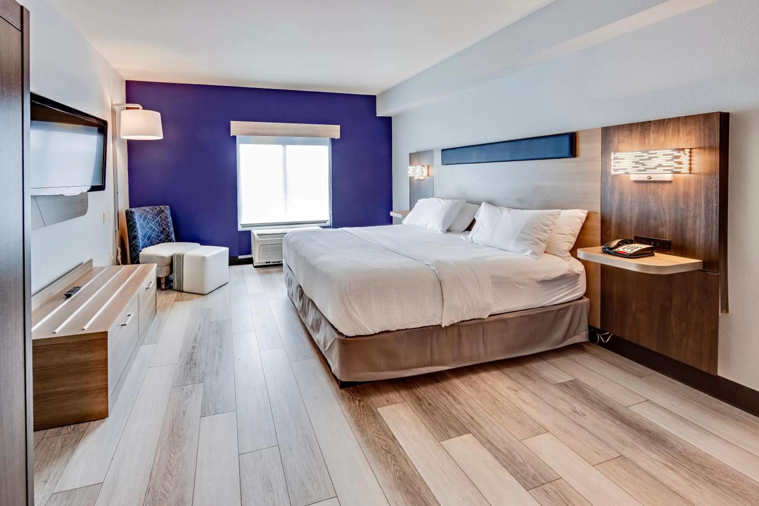 Bed in Holiday Inn Express Hotel & Suites Ohio State University- OSU Medical Center by IHG