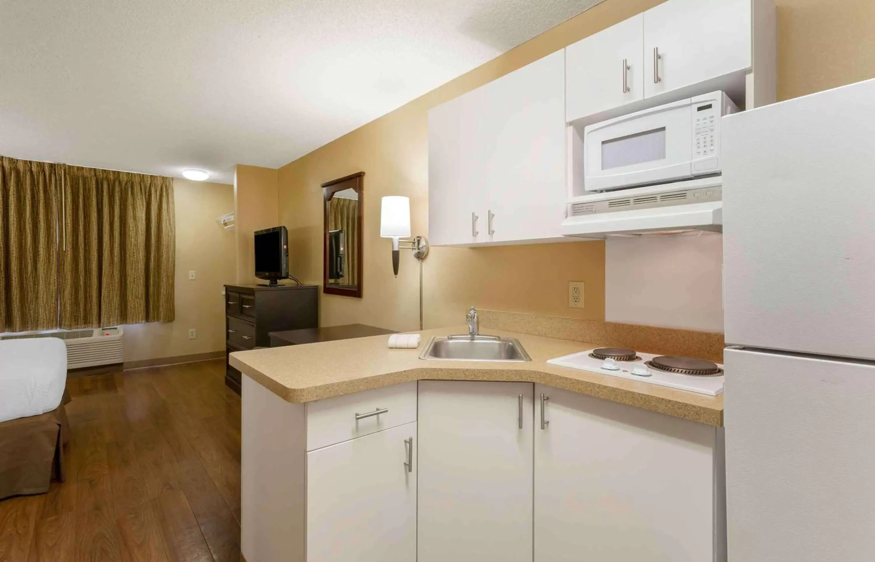 Bedroom, Kitchen/Kitchenette in Extended Stay America Suites - Salt Lake City - Sandy