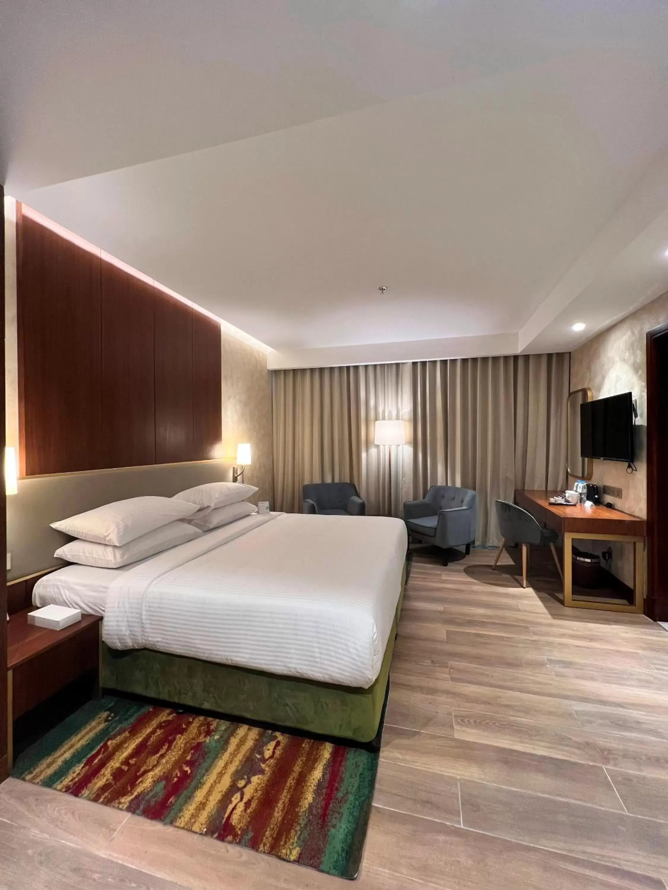 Bedroom, Bed in City Seasons Suites