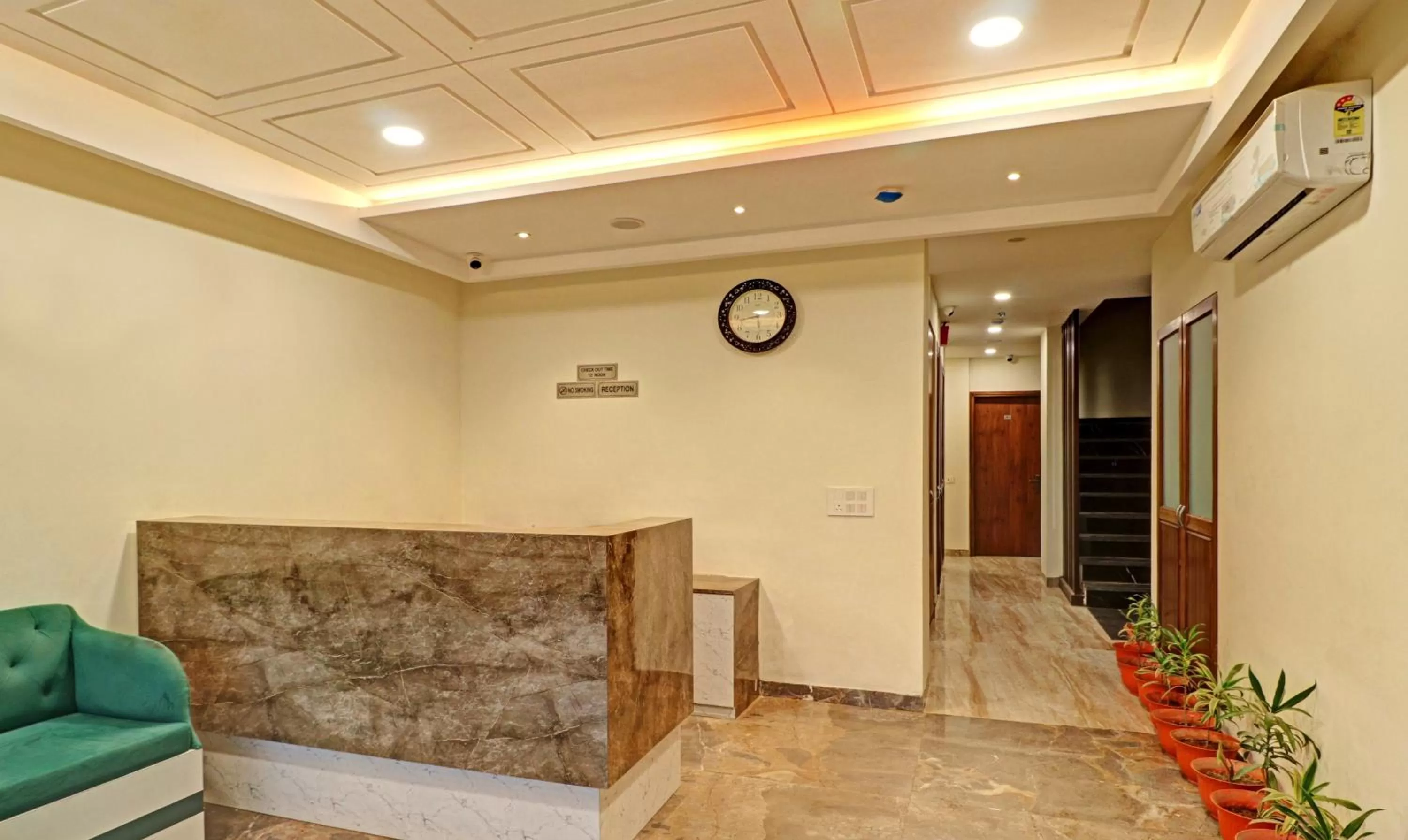 Lobby or reception in Treebo Delmont