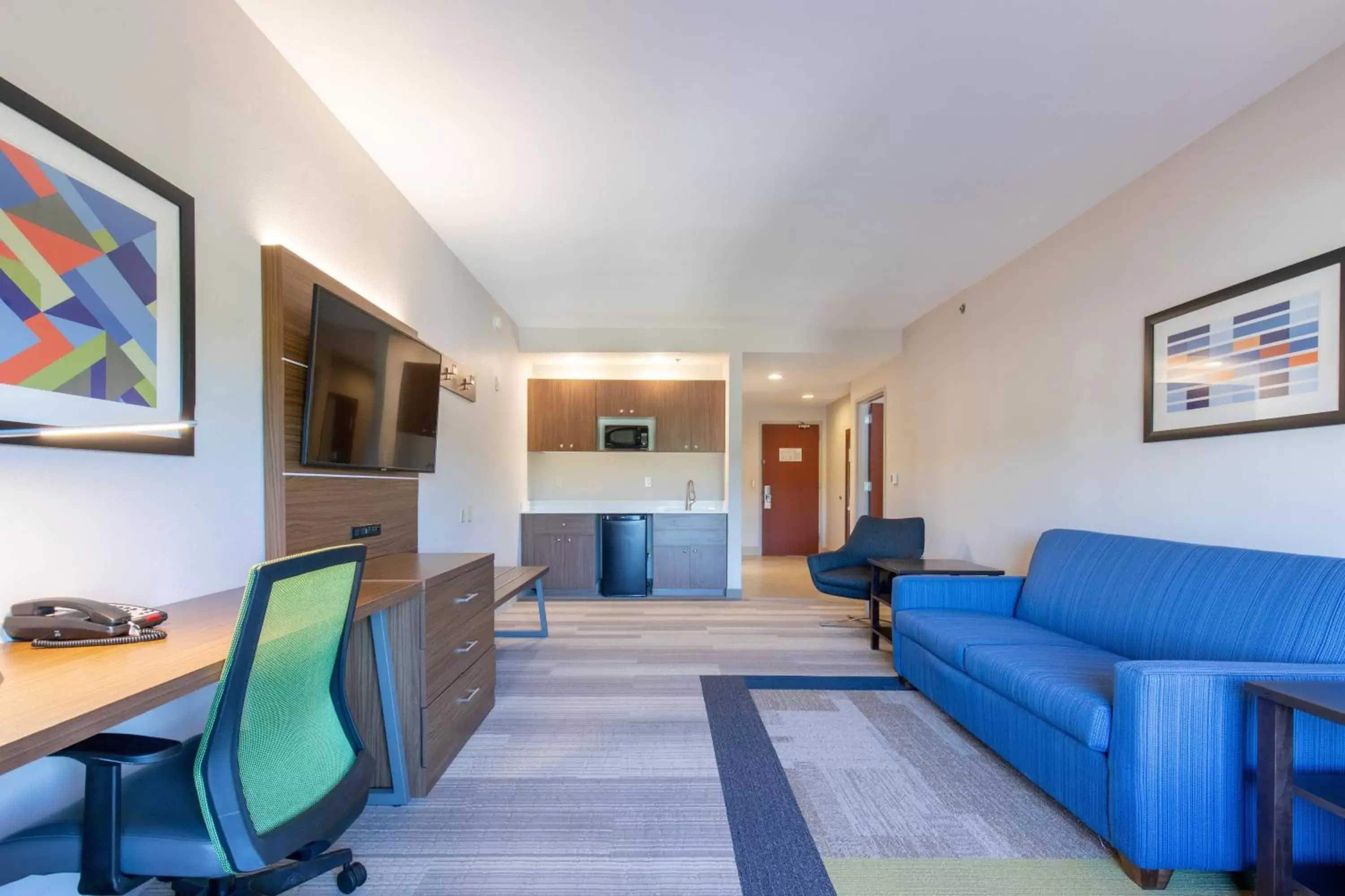 Photo of the whole room, Seating Area in Holiday Inn Express Johnson City, an IHG Hotel