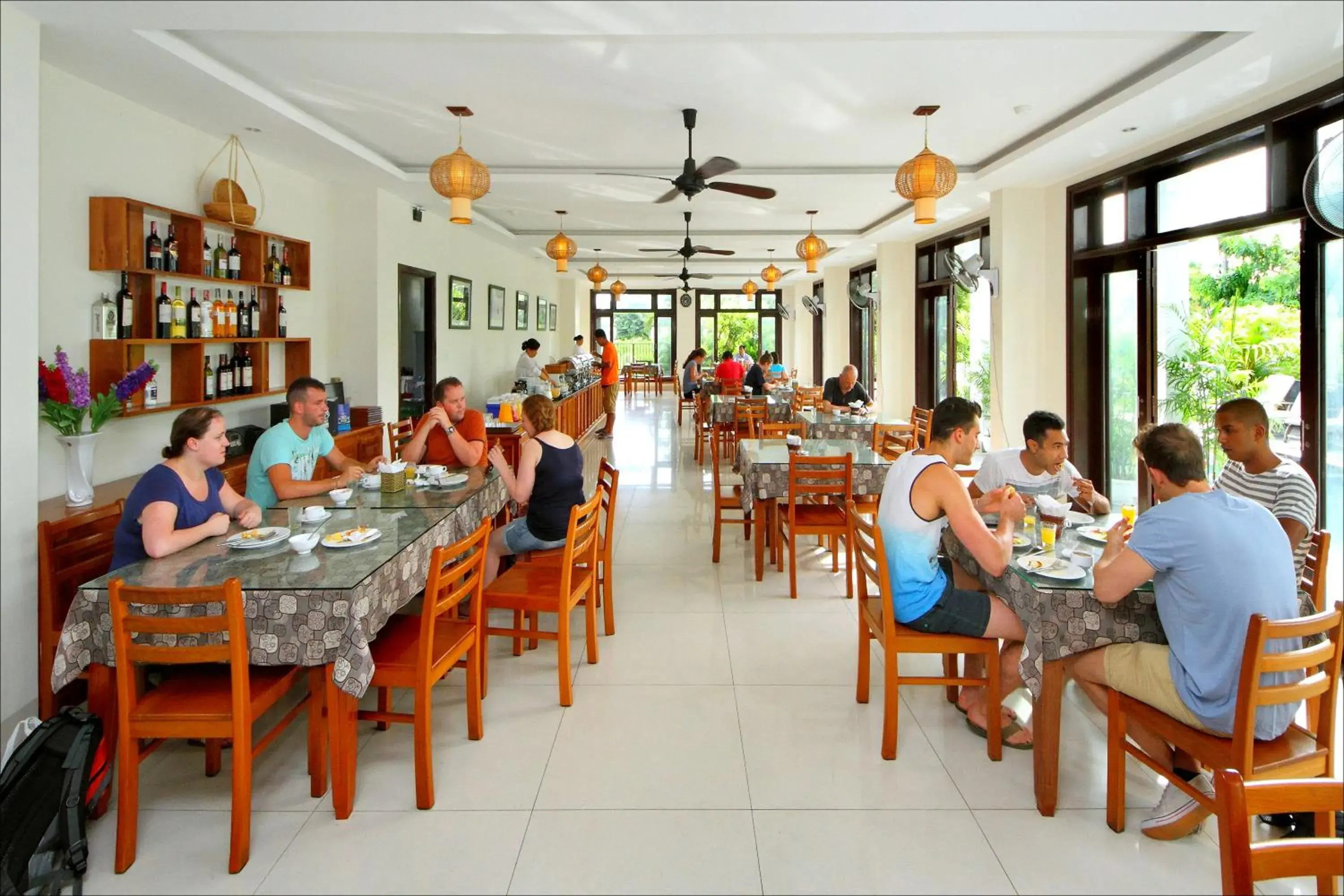 Restaurant/Places to Eat in Sunshine Hotel