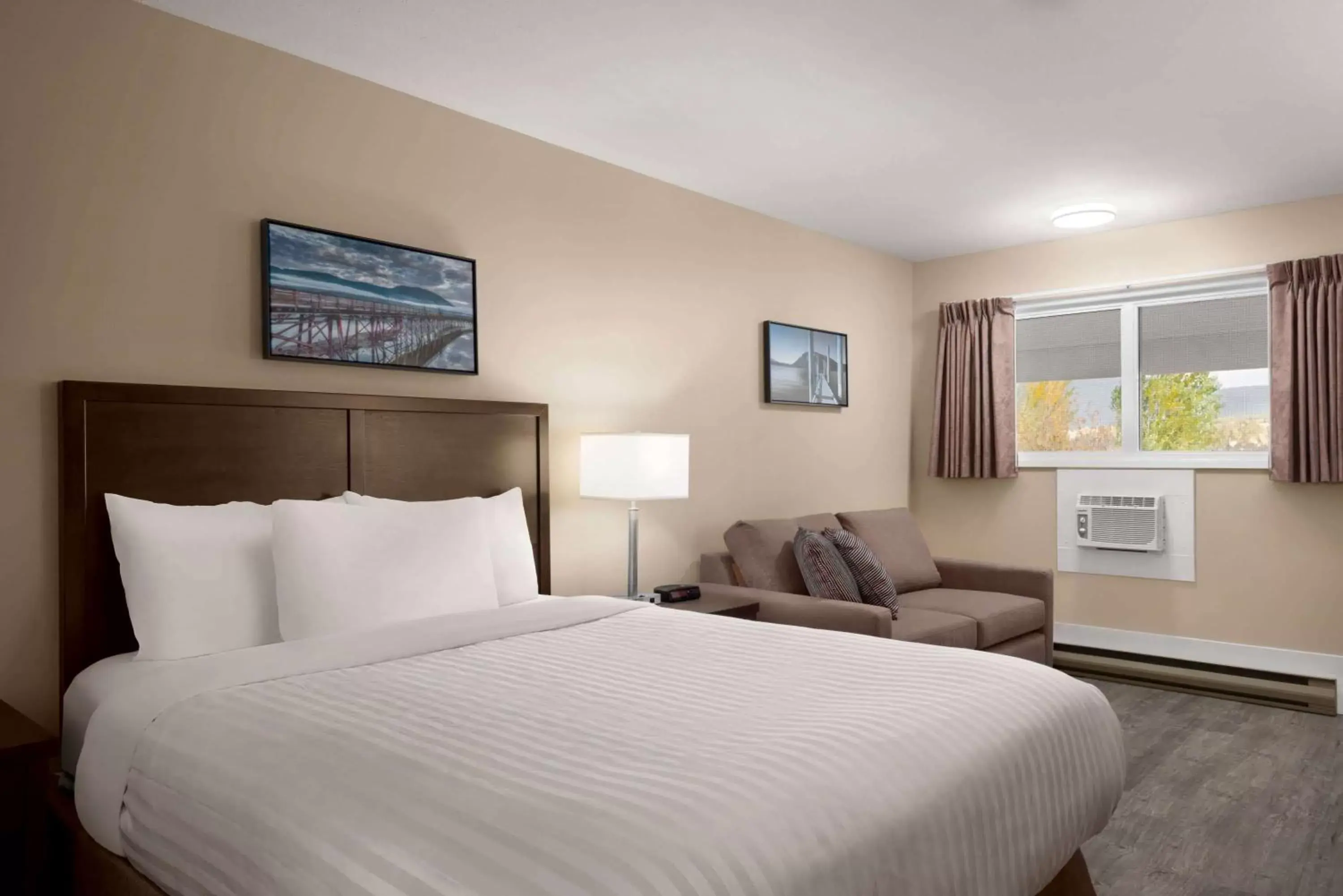 Photo of the whole room, Bed in Travelodge by Wyndham Salmon Arm BC