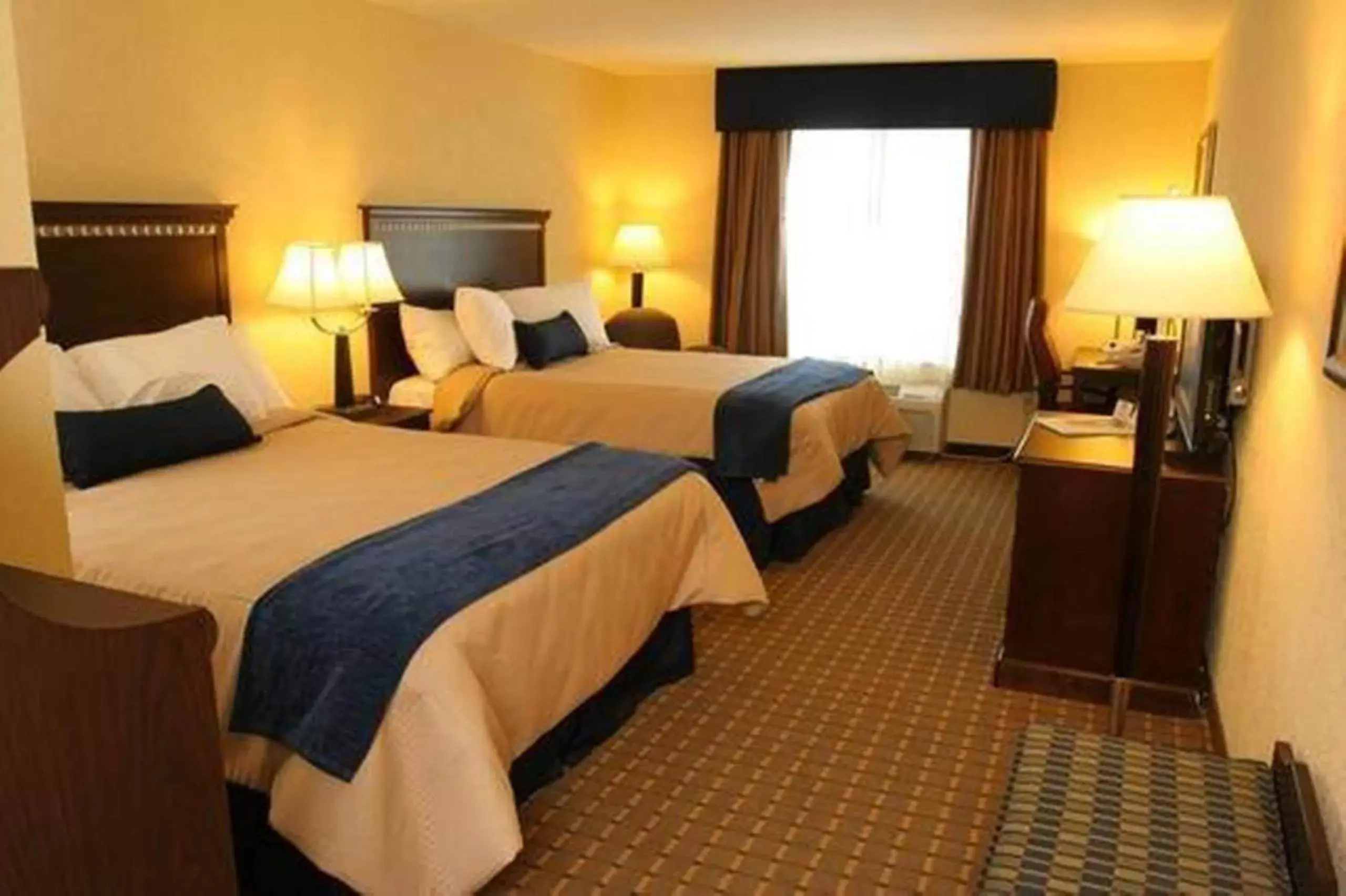 Bed in Holiday Inn Express and Suites Allentown West, an IHG Hotel