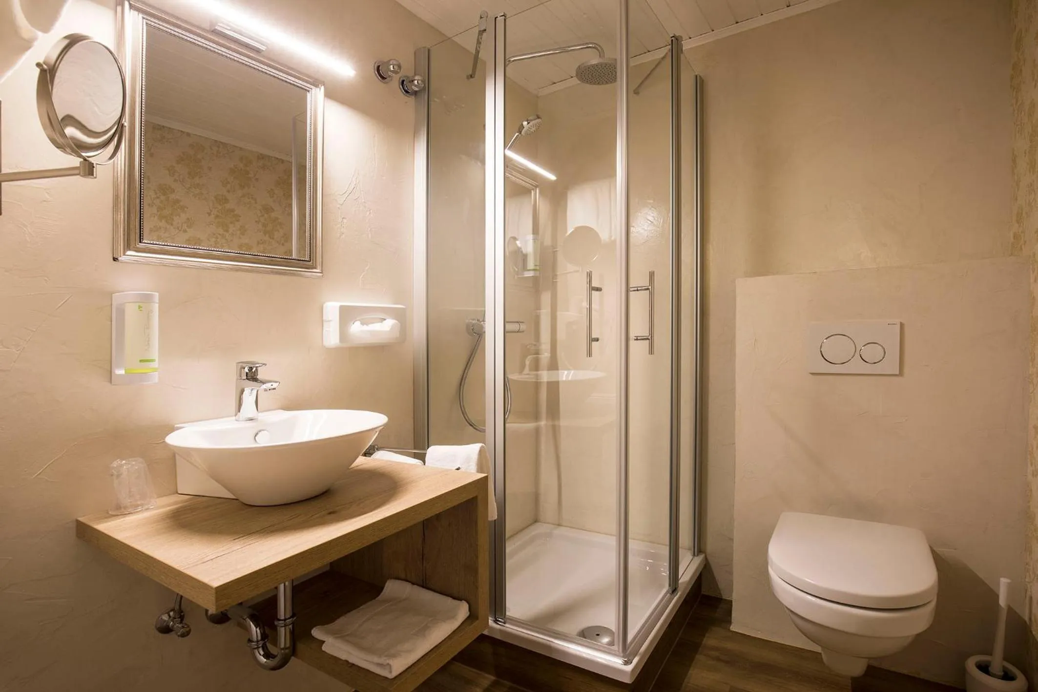 Decorative detail in Keramikhotel Goldener Brunnen