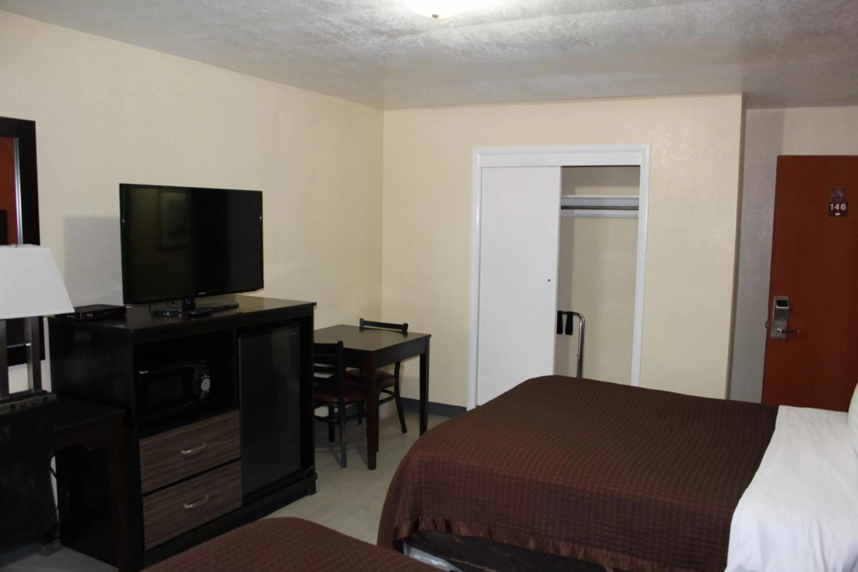 Bed in Rodeway Inn Medford South I-5