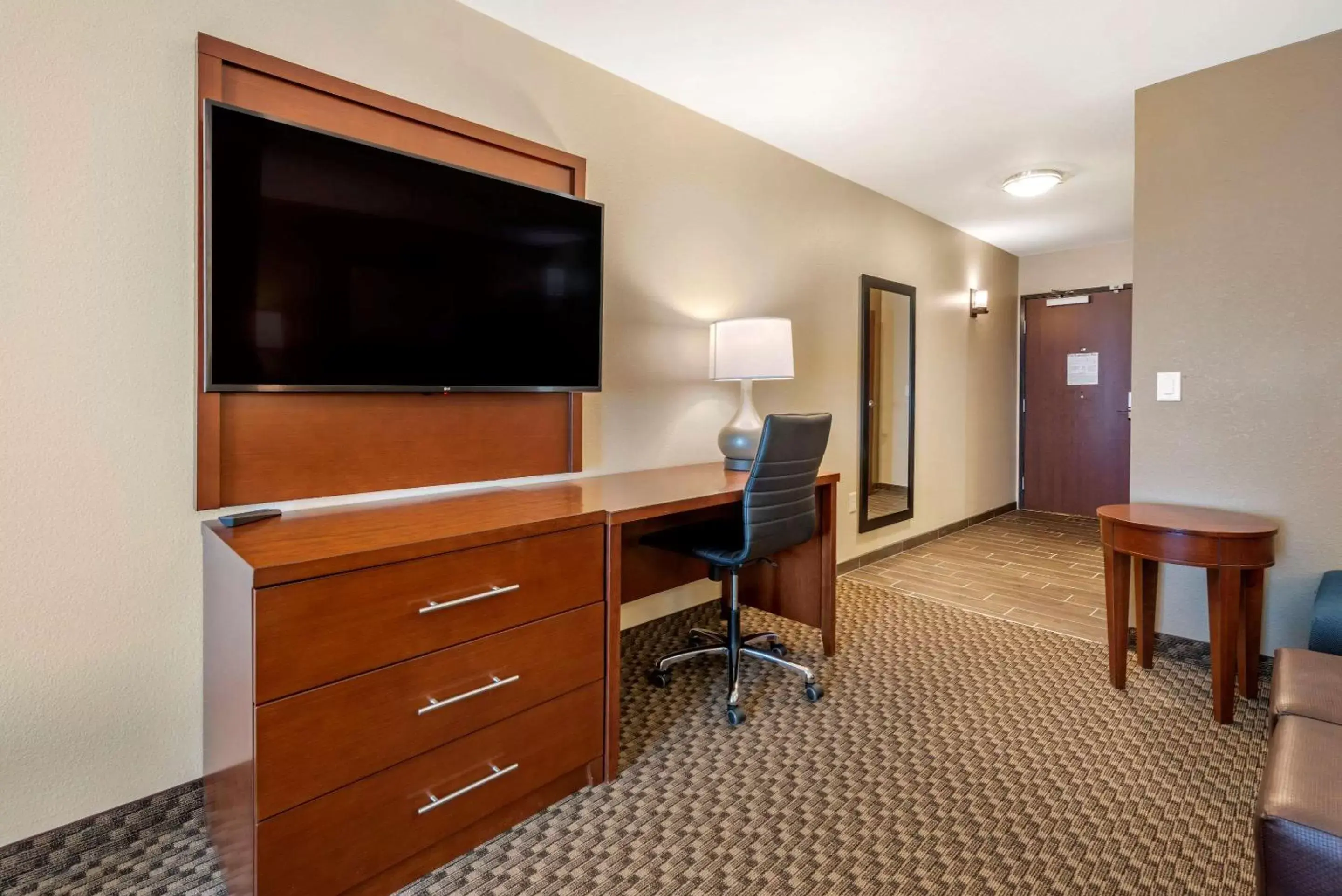 Bedroom, TV/Entertainment Center in Comfort Suites Broomfield-Boulder/Interlocken