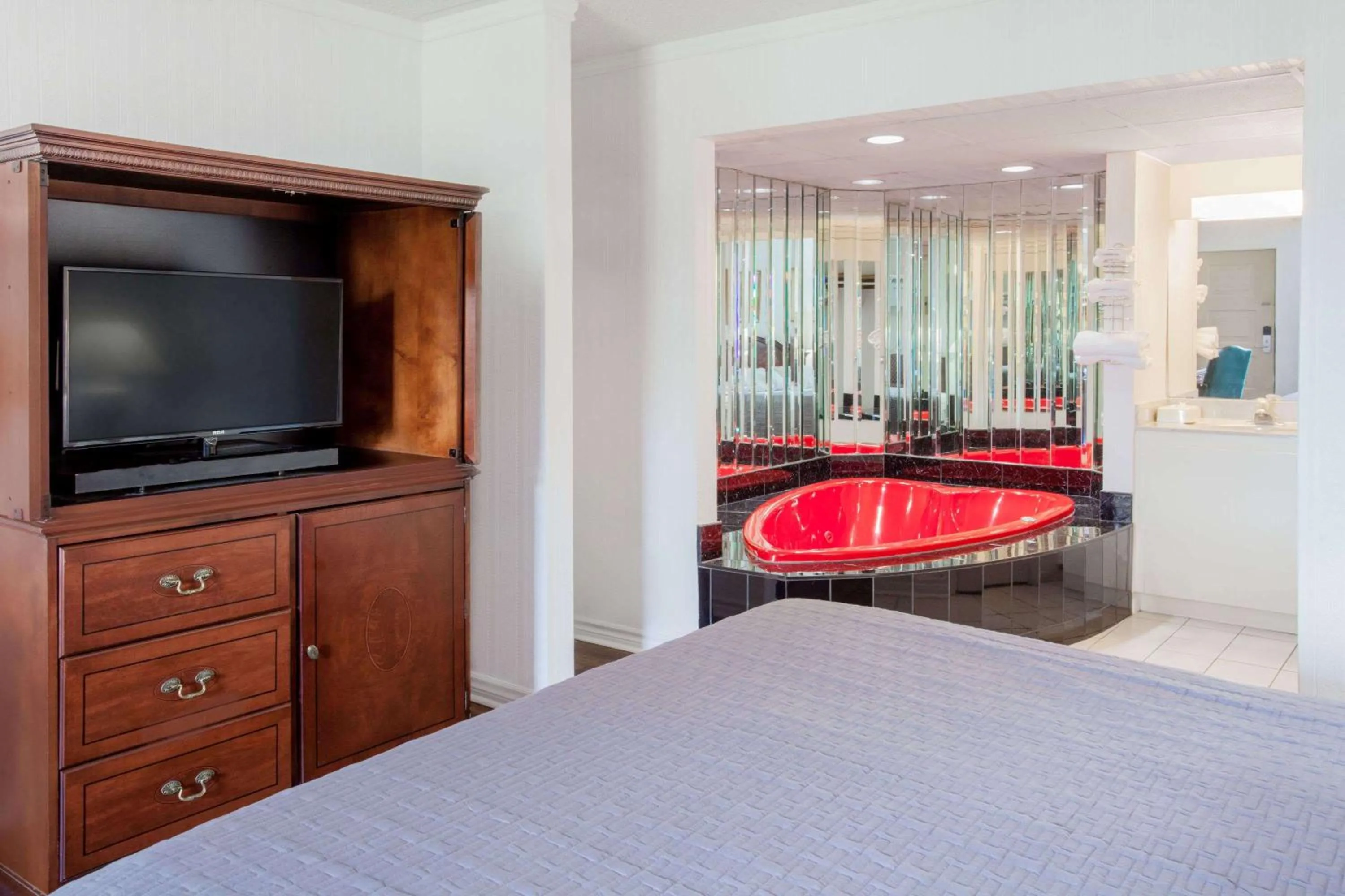 Photo of the whole room, Bed in Howard Johnson by Wyndham Niagara Falls