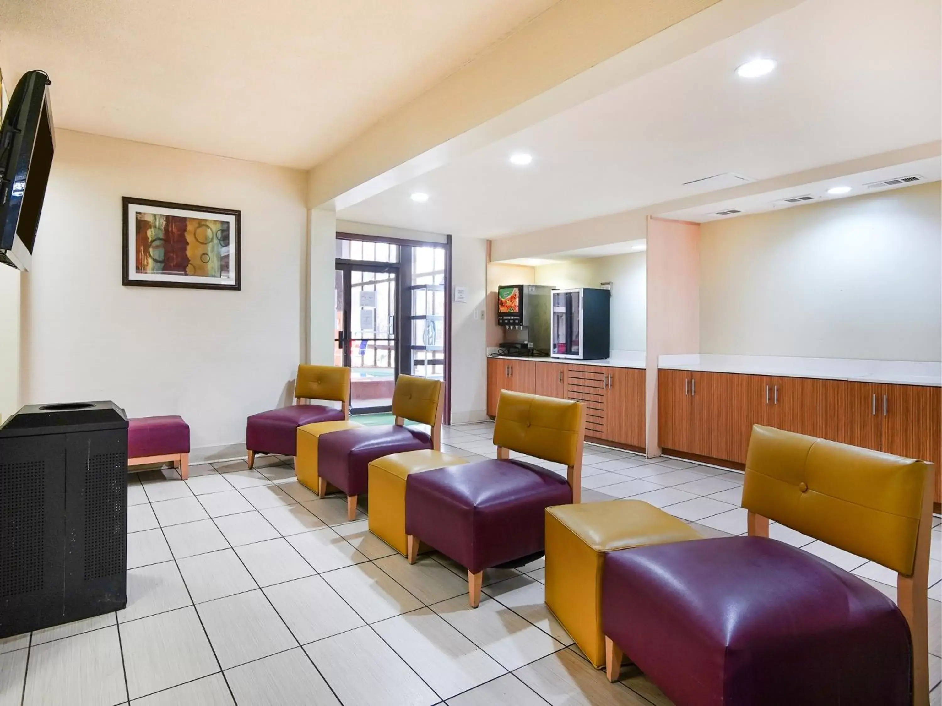 Seating area in Baymont by Wyndham Williamsburg Seating area in Baymont by Wyndham Williamsburg