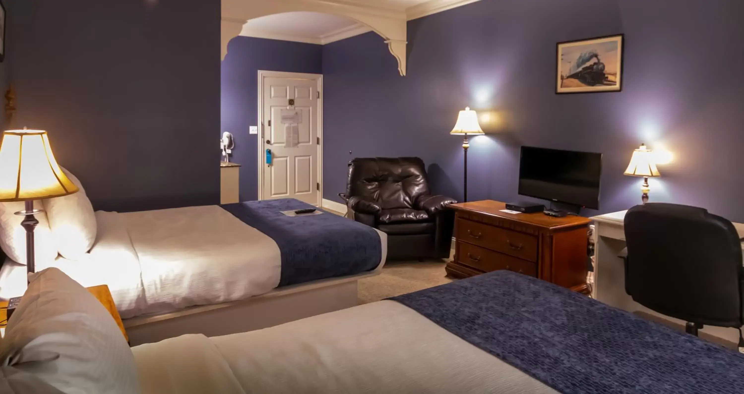 Photo of the whole room, Bed in Depot Inn & Suites
