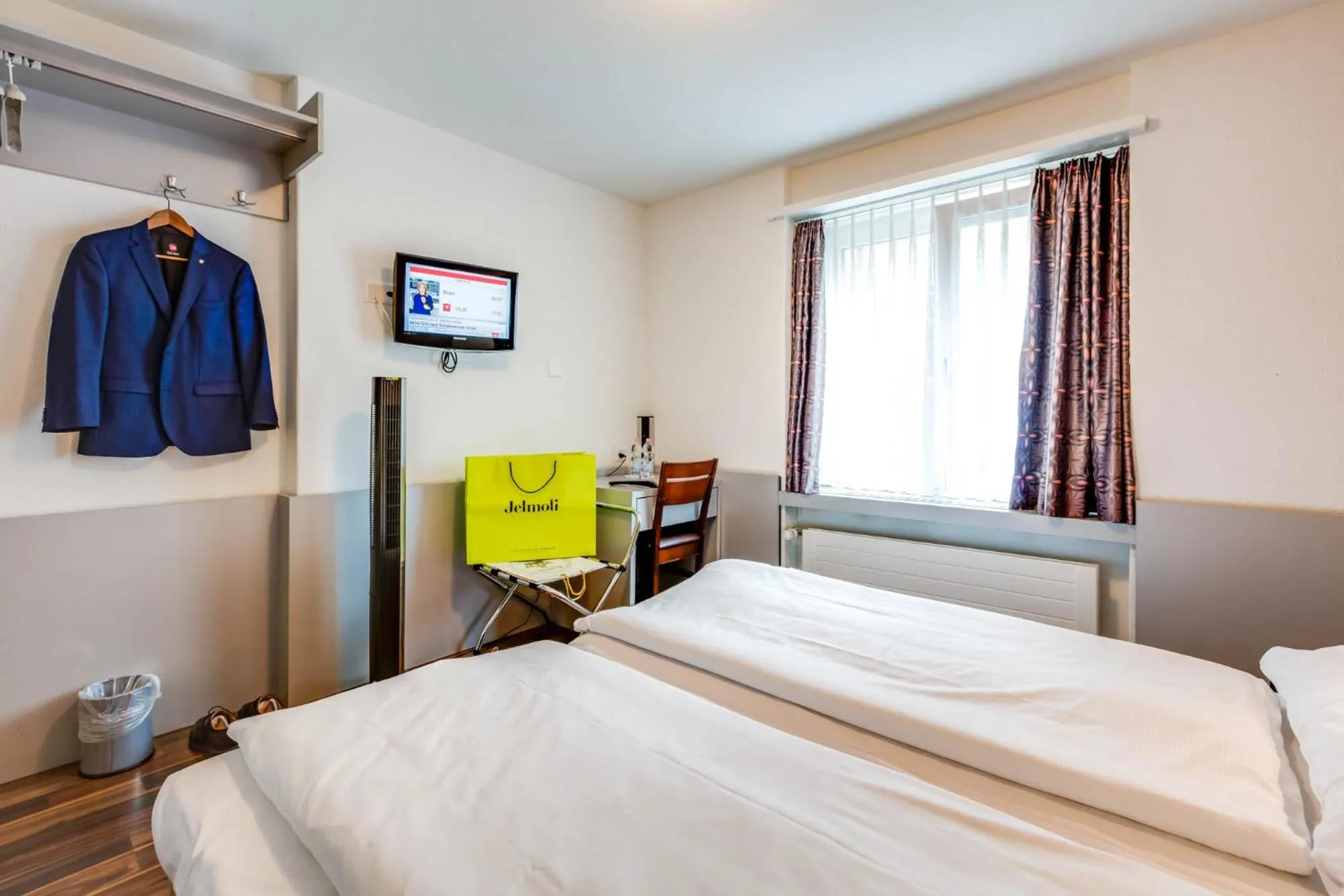 Photo of the whole room, Bed in Alexander Guesthouse Zurich Old Town