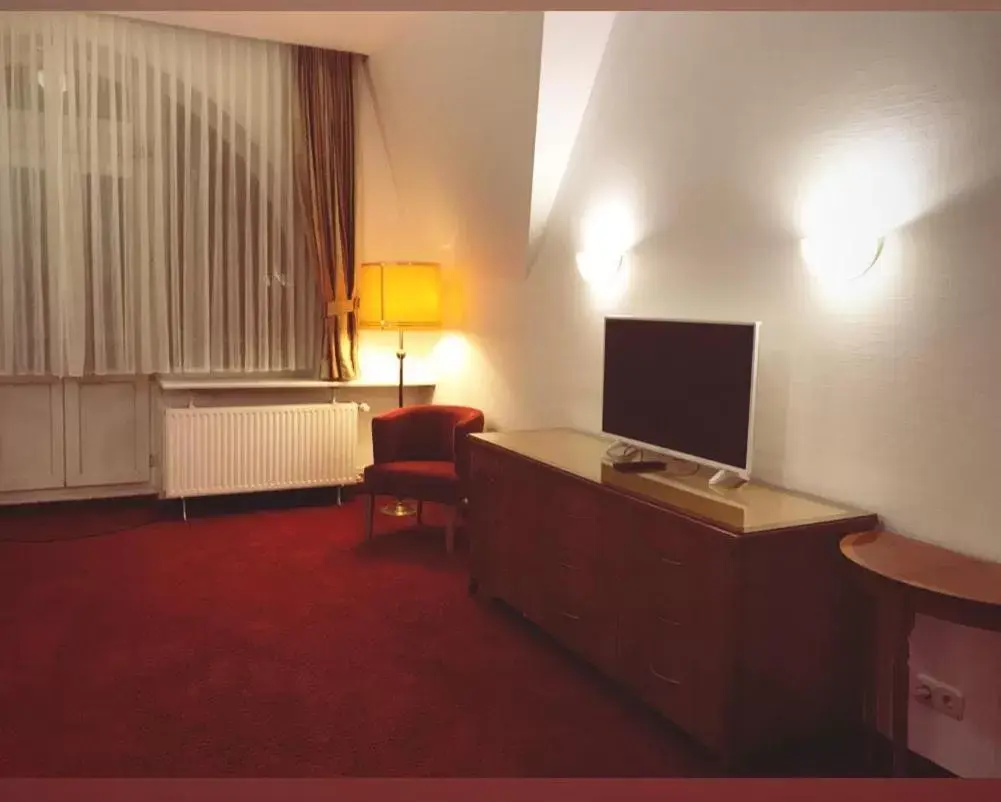 Communal lounge/ TV room, TV/Entertainment Center in Hotel Kaiserhof Deluxe