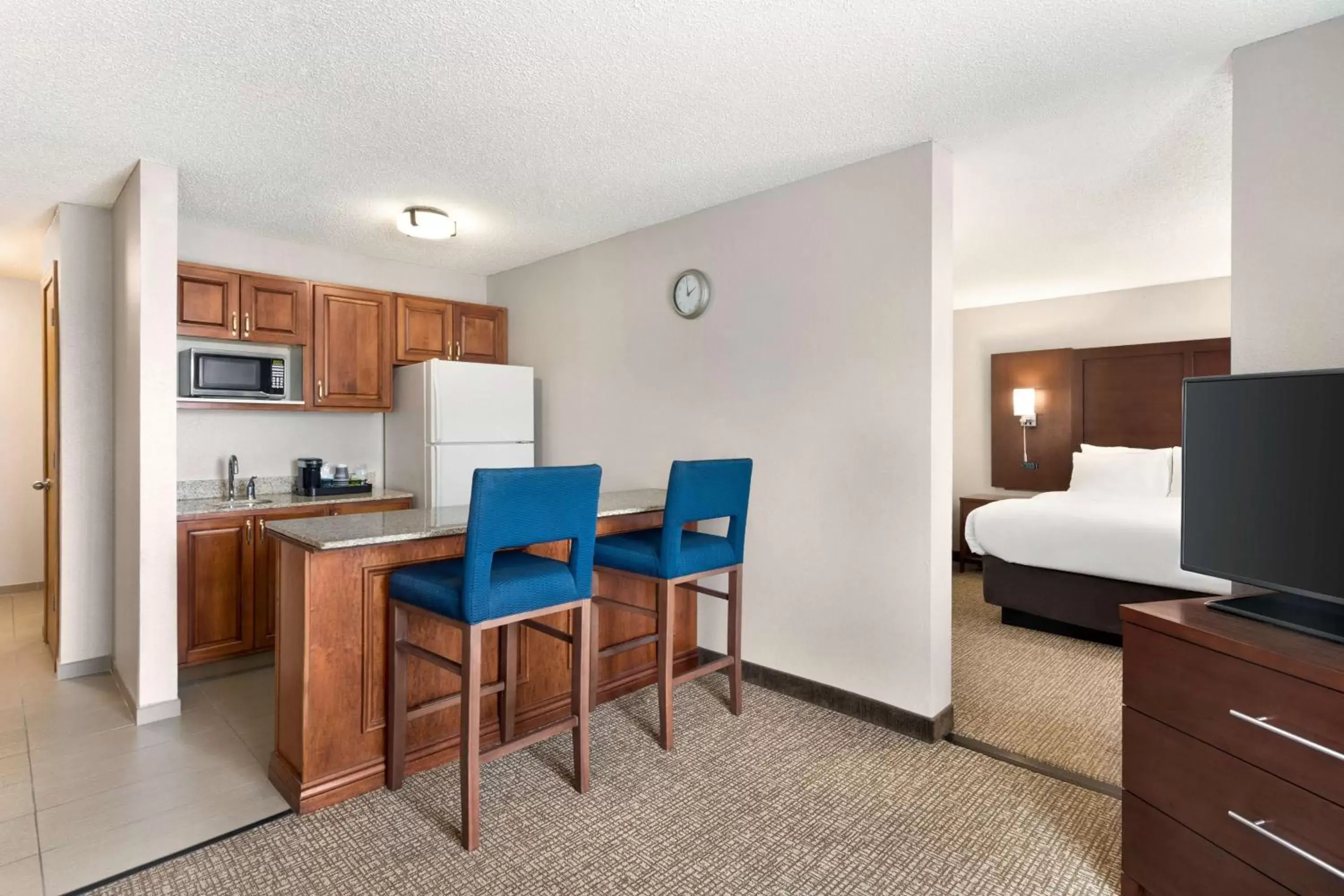 Photo of the whole room, Kitchen/Kitchenette in Country Inn & Suites by Radisson, Stillwater, MN