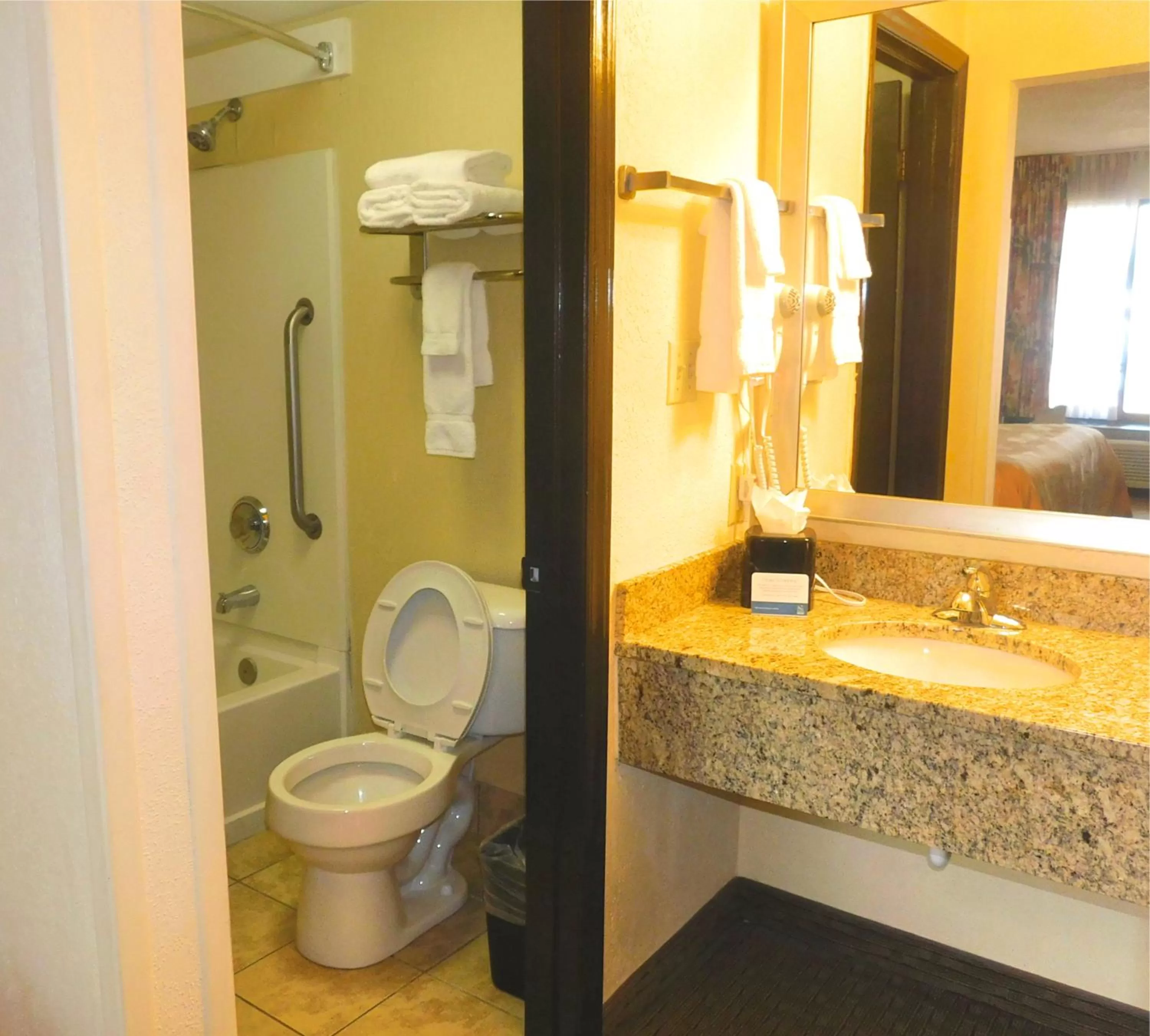 Bathroom in Quality Inn Jonesville I-77