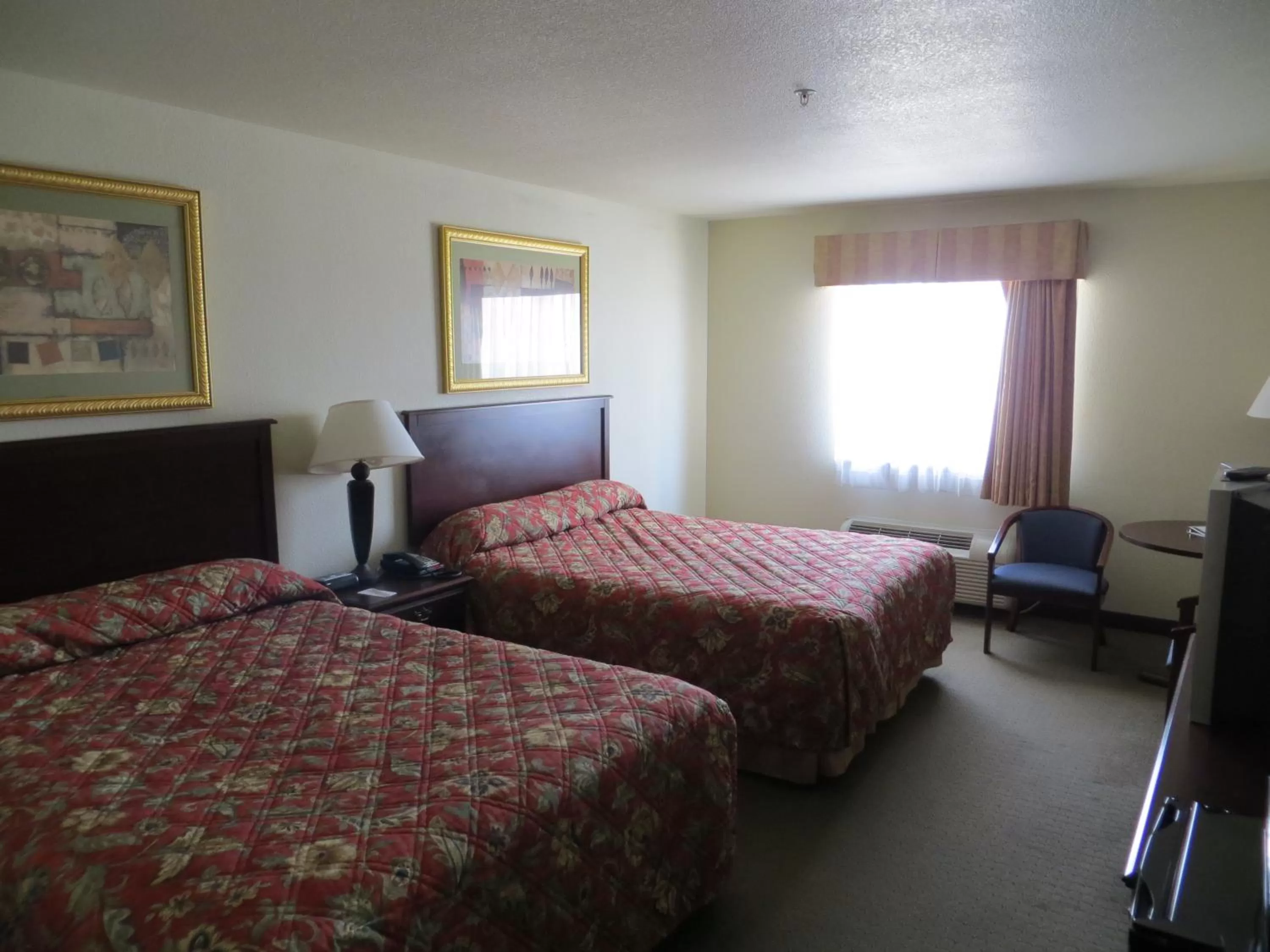 Bedroom, Bed in HomeTown Hotel