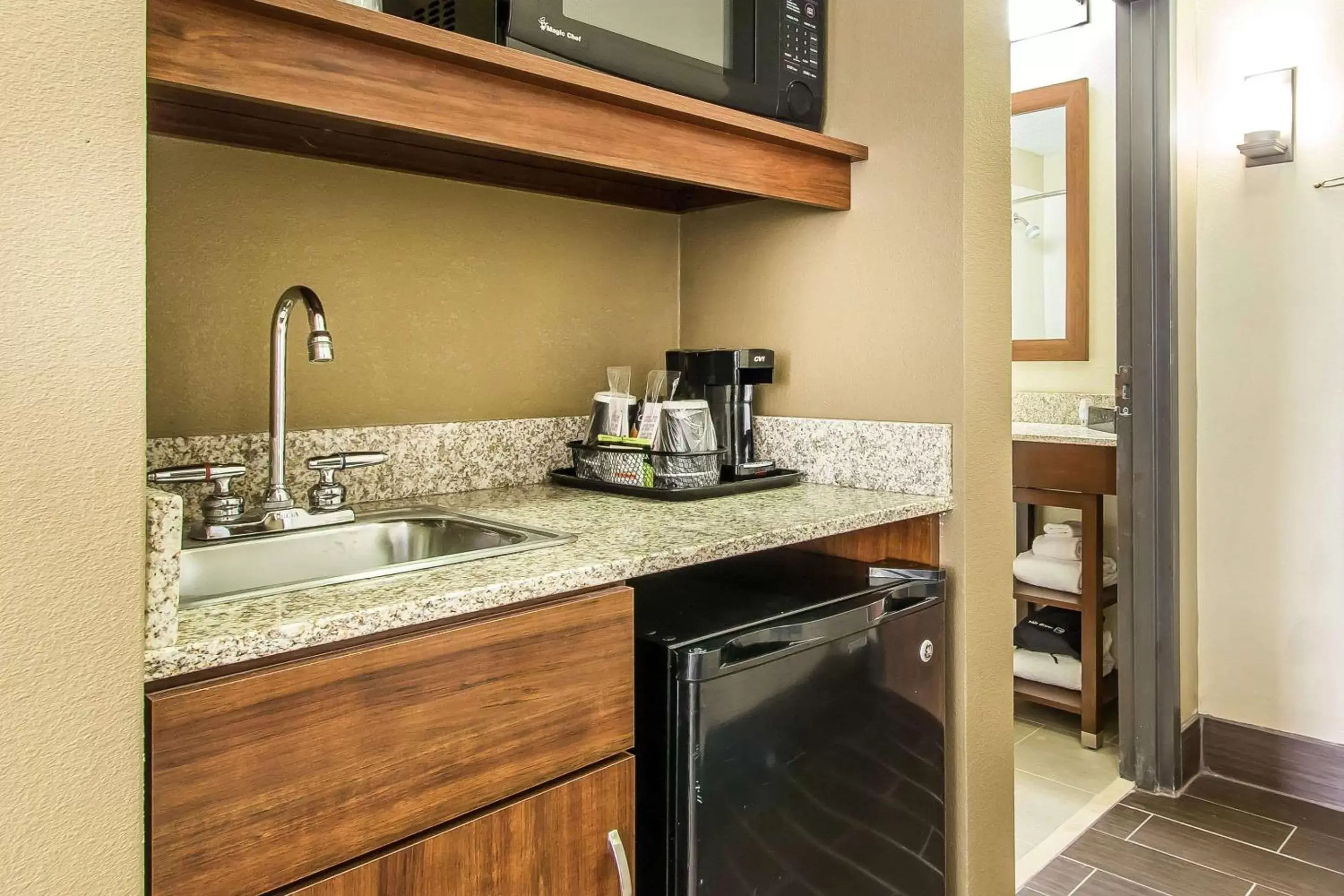 Photo of the whole room, Kitchen/Kitchenette in Comfort Suites Effingham