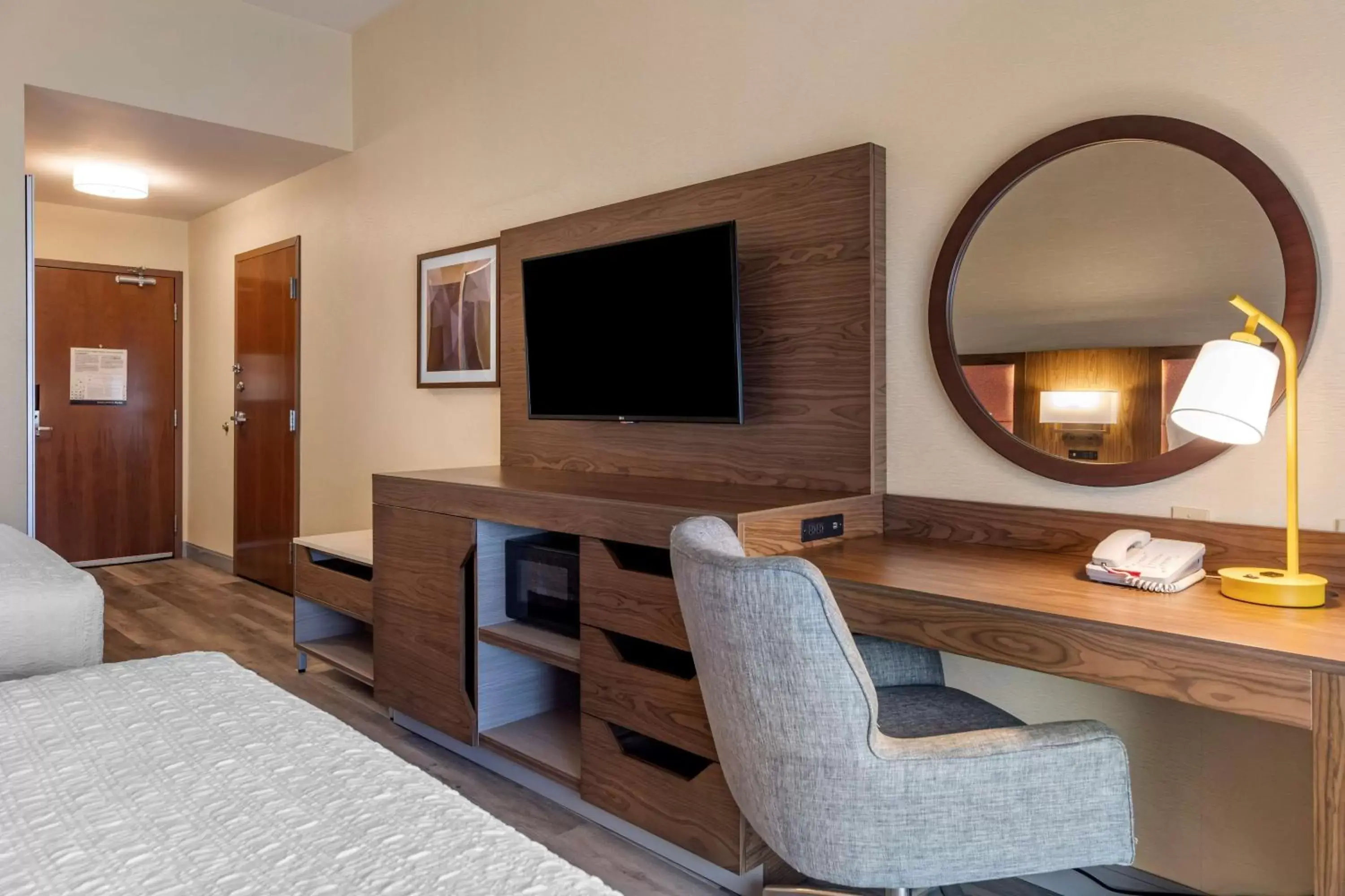 Bedroom, TV/Entertainment Center in Hampton Inn Norco/Corona