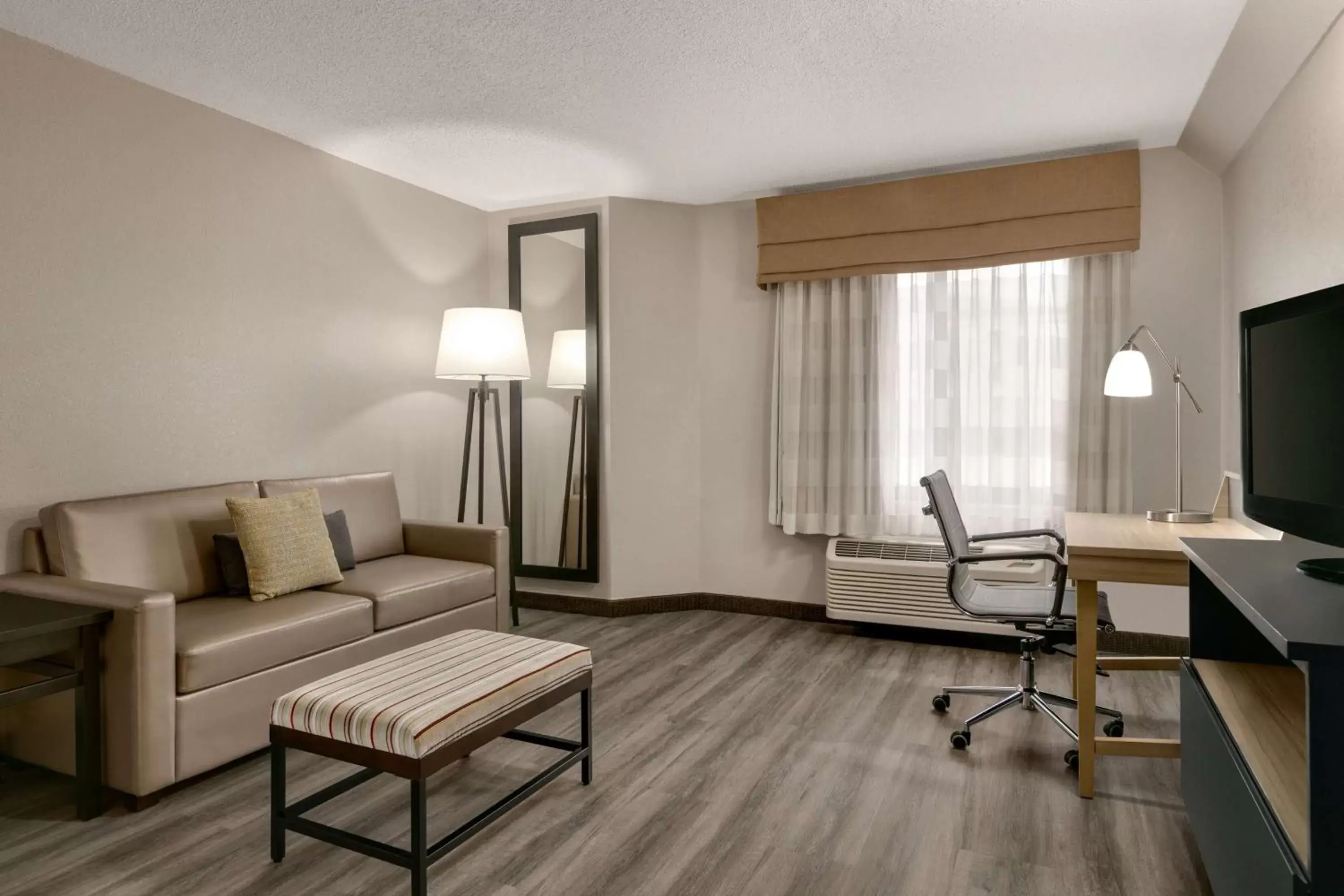 Photo of the whole room, Seating Area in Country Inn & Suites by Radisson, Roanoke Rapids, NC