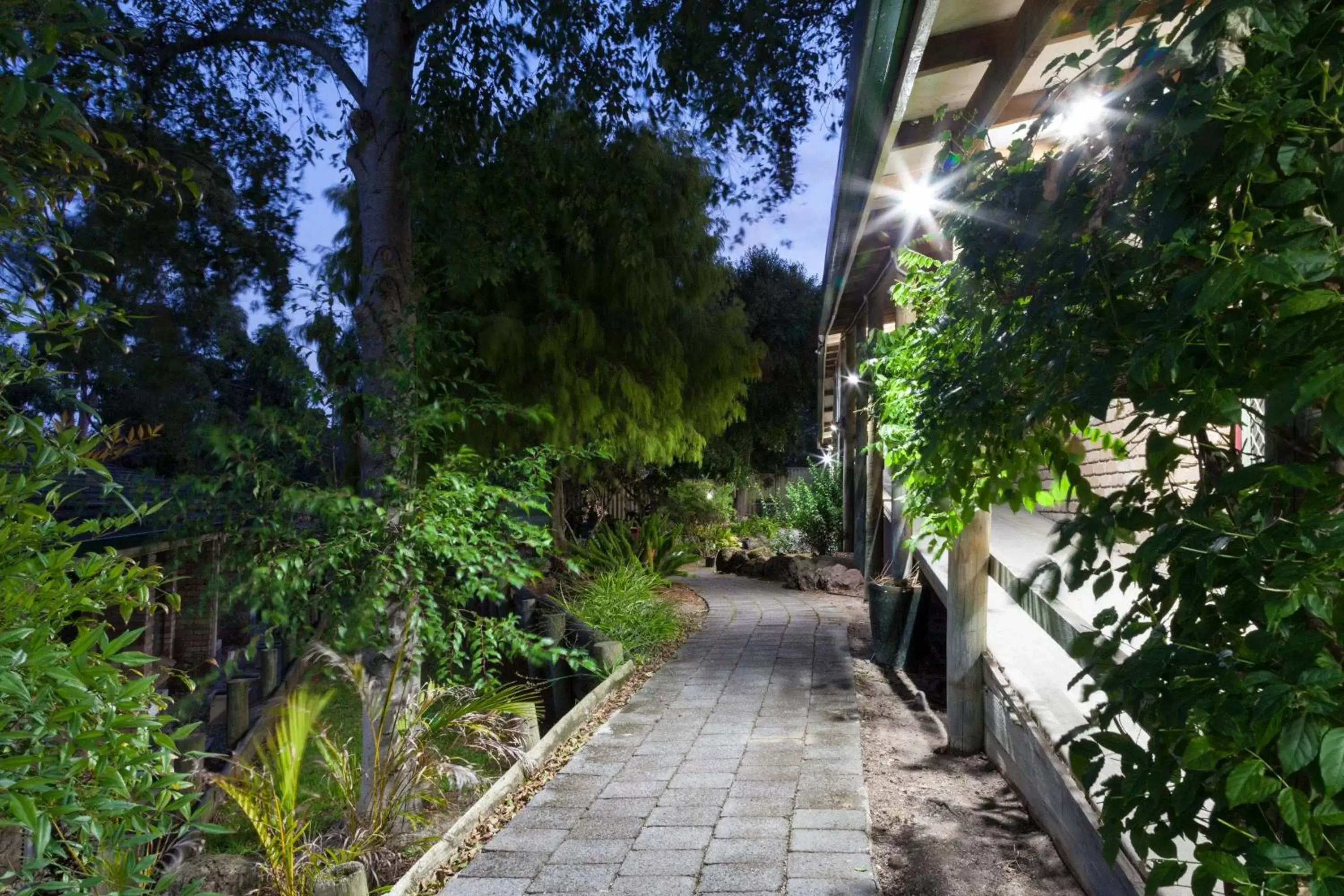 Garden in Farnham Court Motel and Restaurant