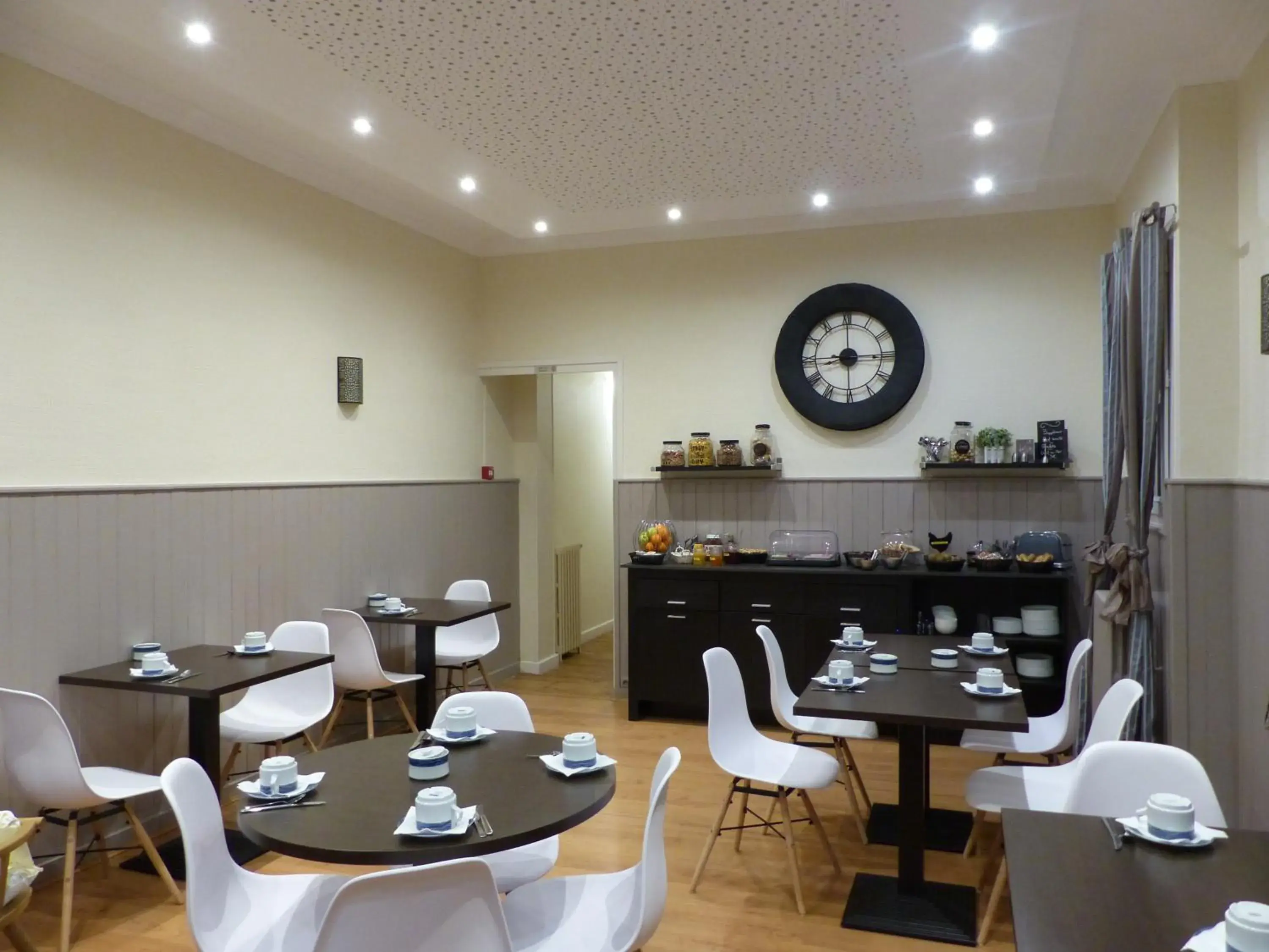 Food and drinks, Restaurant/Places to Eat in Hotel Belle Vue Royan