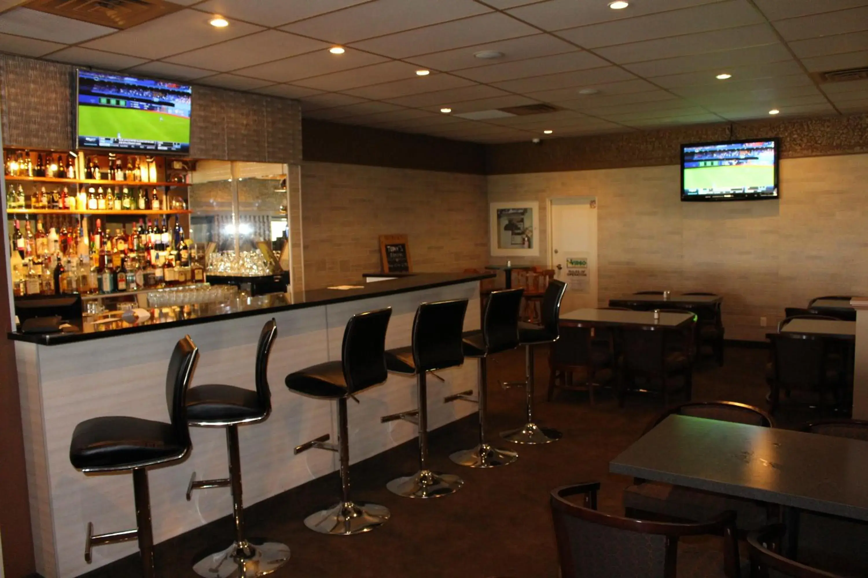 Alcoholic drinks, Lounge/Bar in Travelodge by Wyndham Swift Current