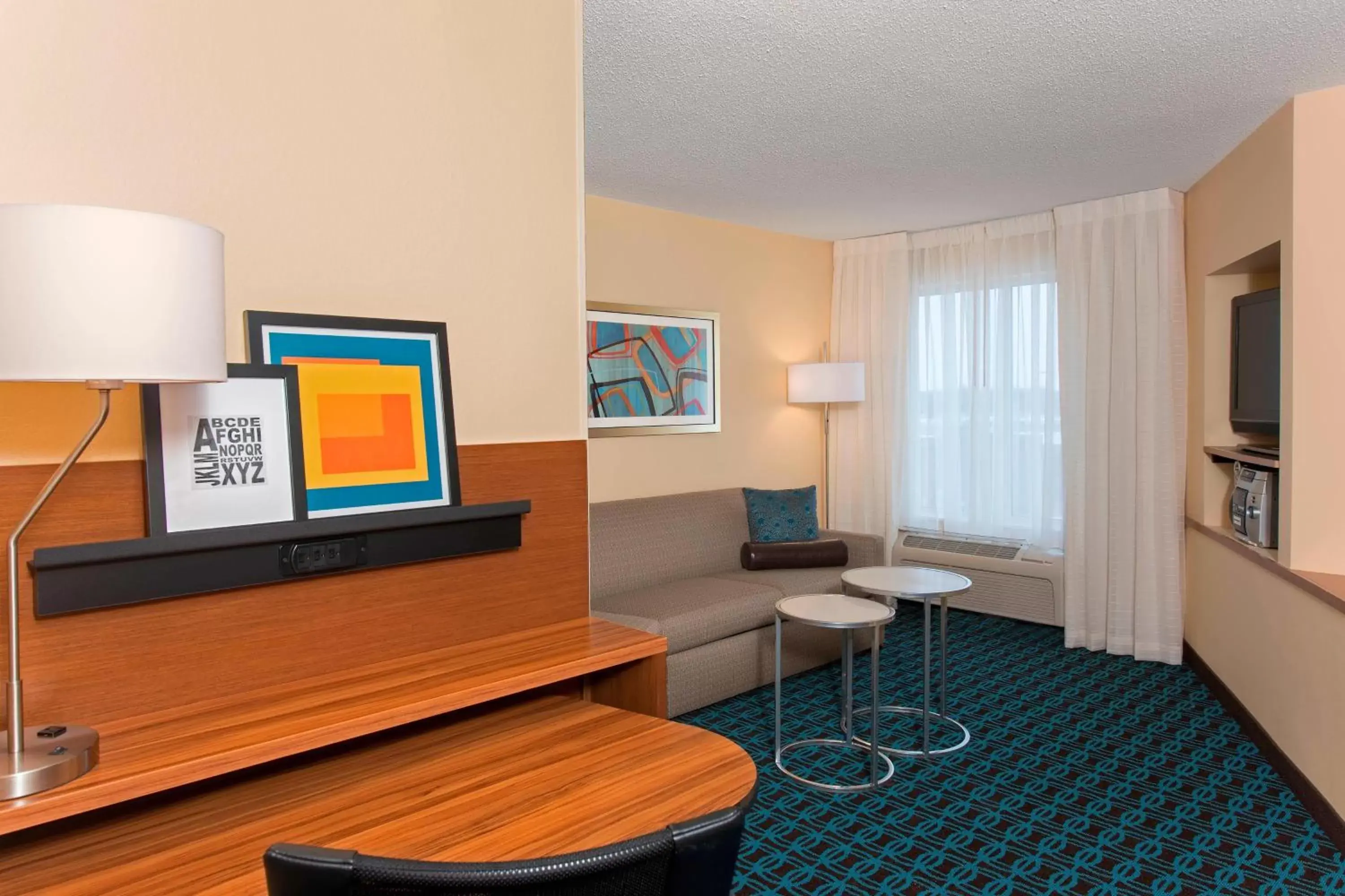 Living room, TV/Entertainment Center in Fairfield Inn and Suites by Marriott Chicago St. Charles
