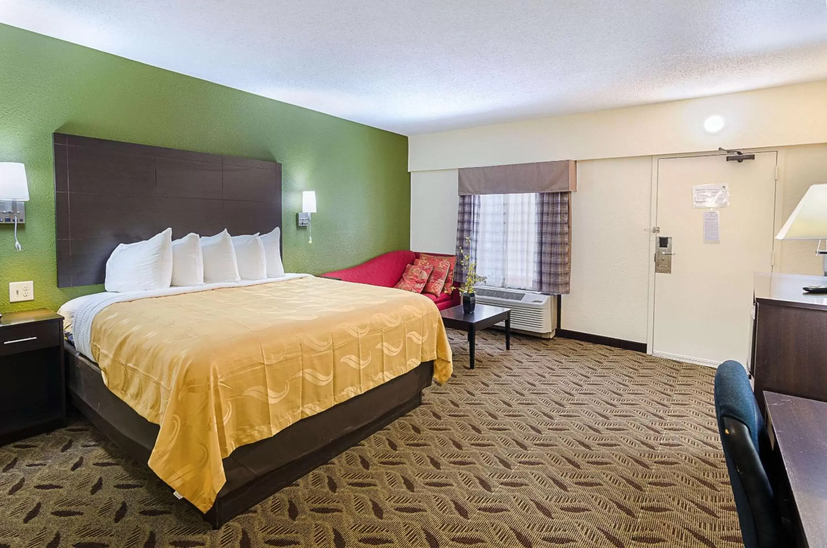 Photo of the whole room in Quality Inn Tanglewood