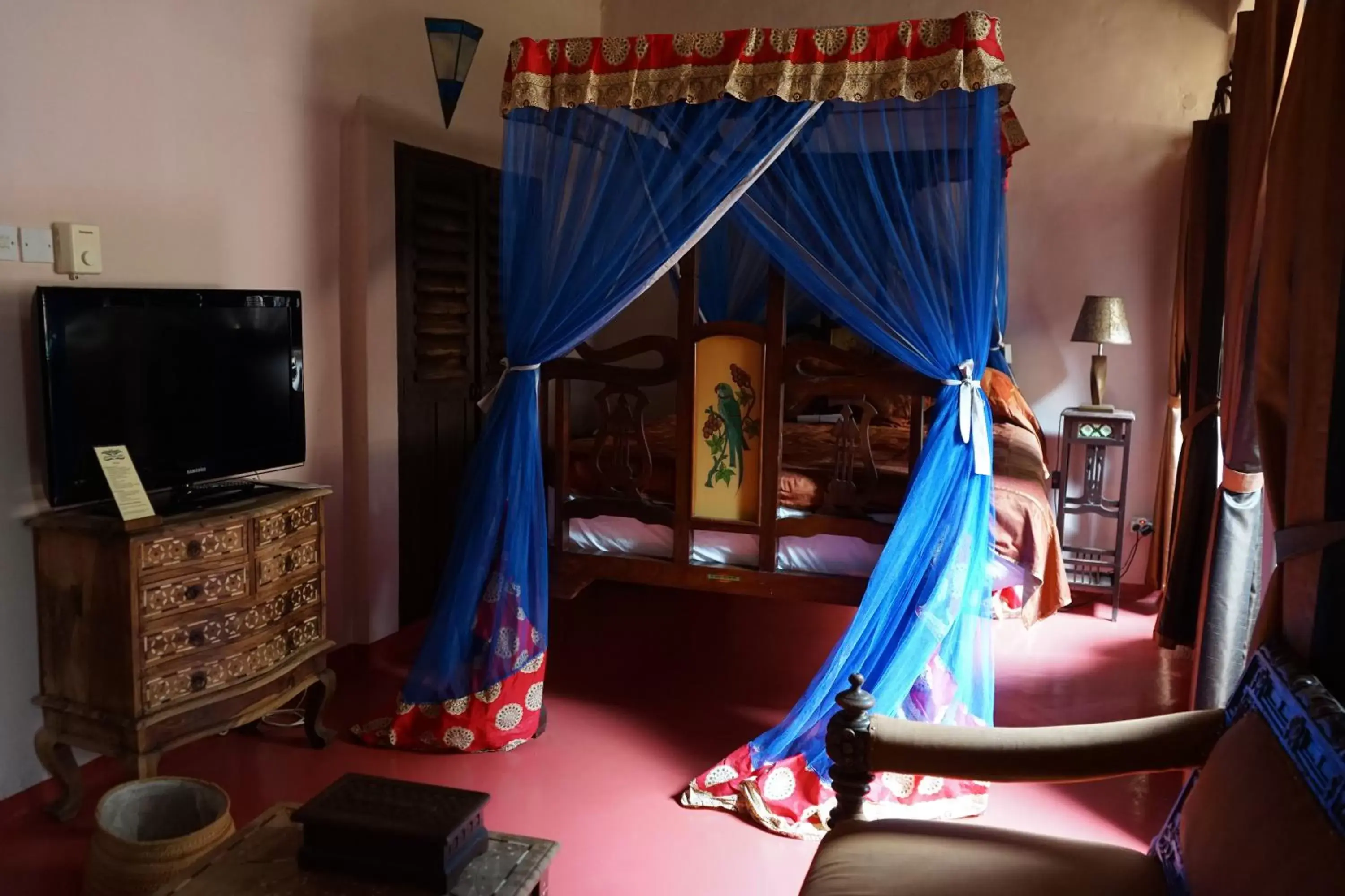 Photo of the whole room, TV/Entertainment Center in Zanzibar Palace Hotel