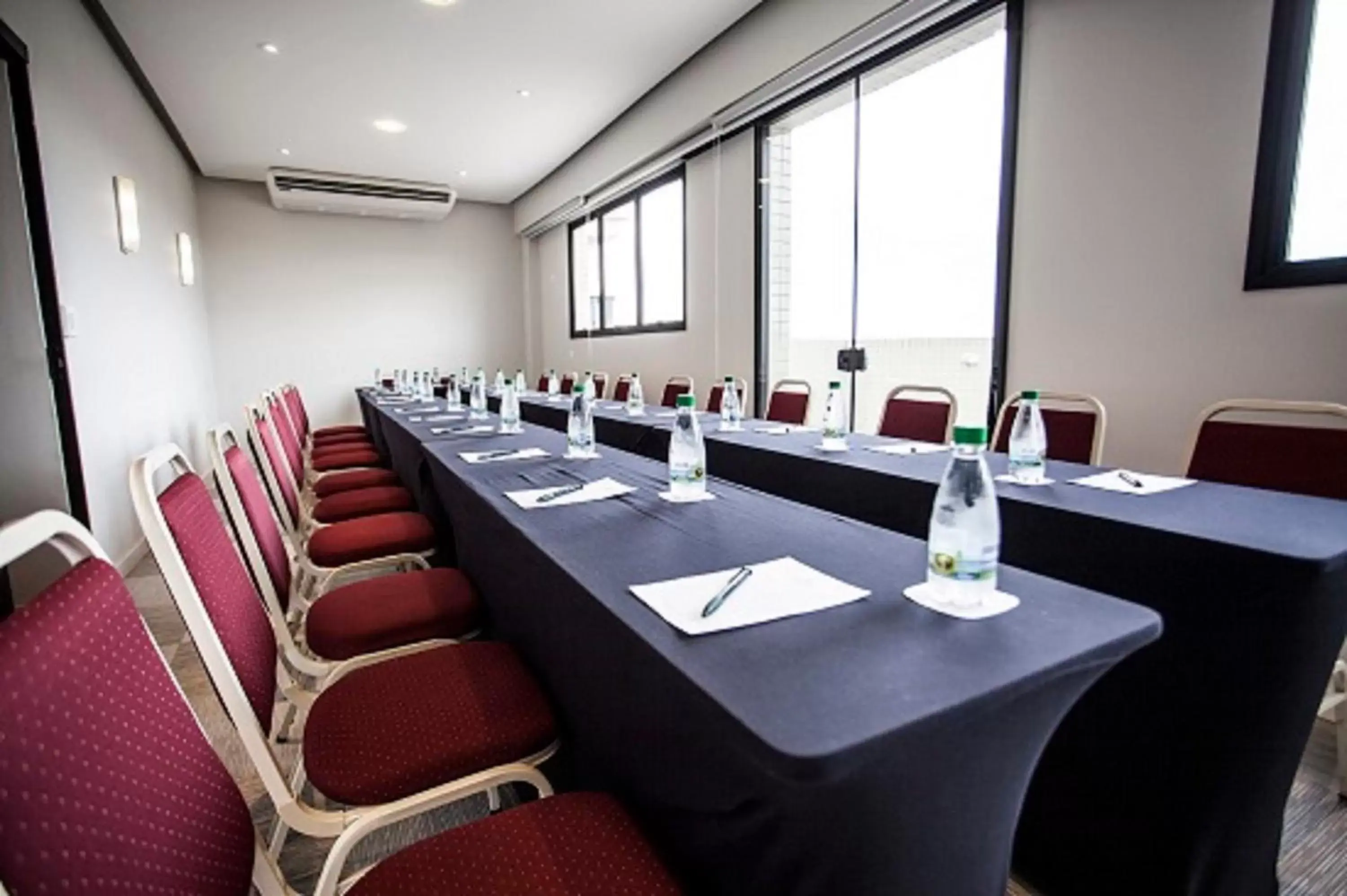 Meeting/conference room in Rio Hotel by Bourbon Curitiba Batel