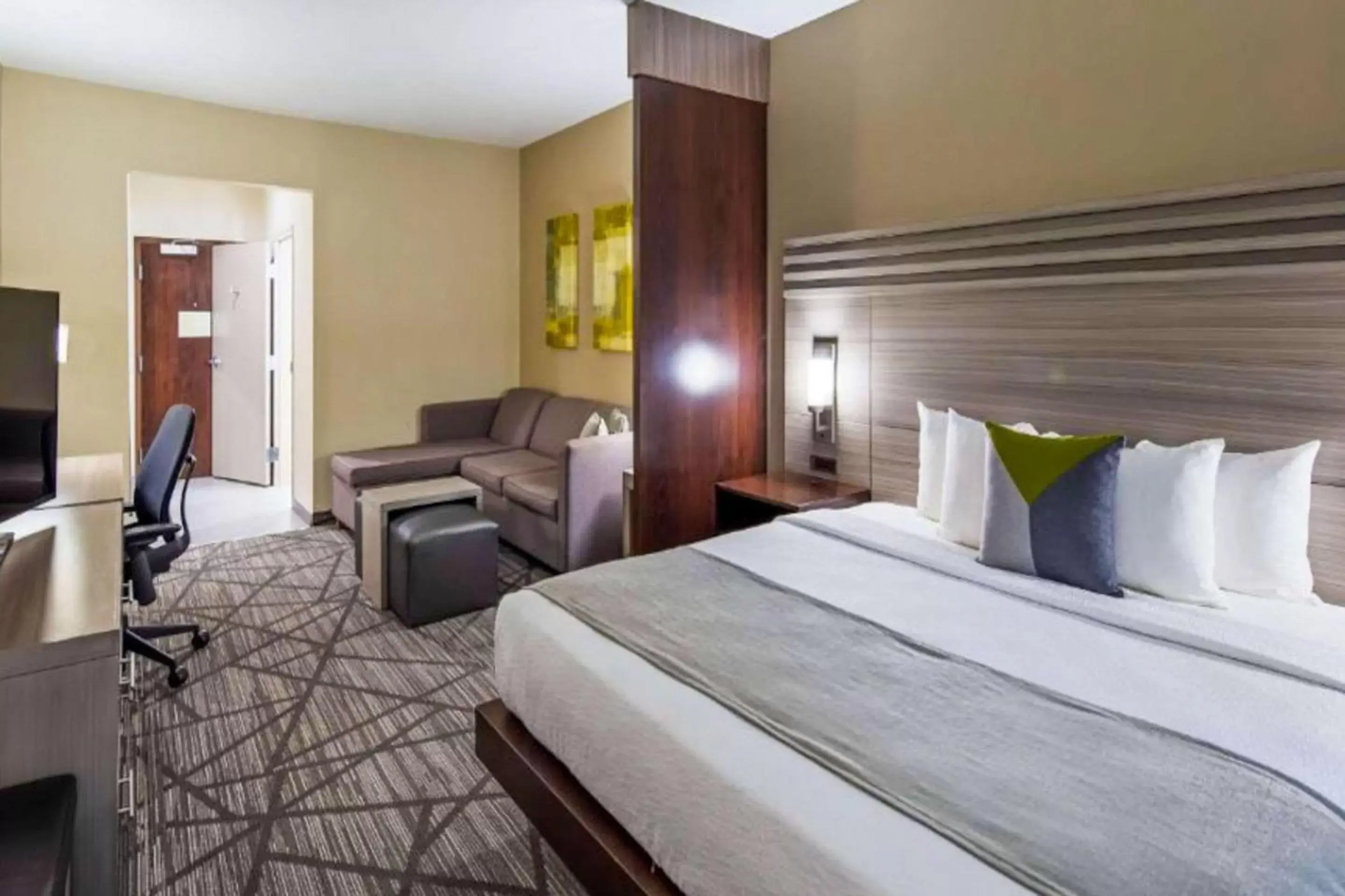 Bedroom, Bed in Comfort Inn & Suites Houston I-45 North - IAH