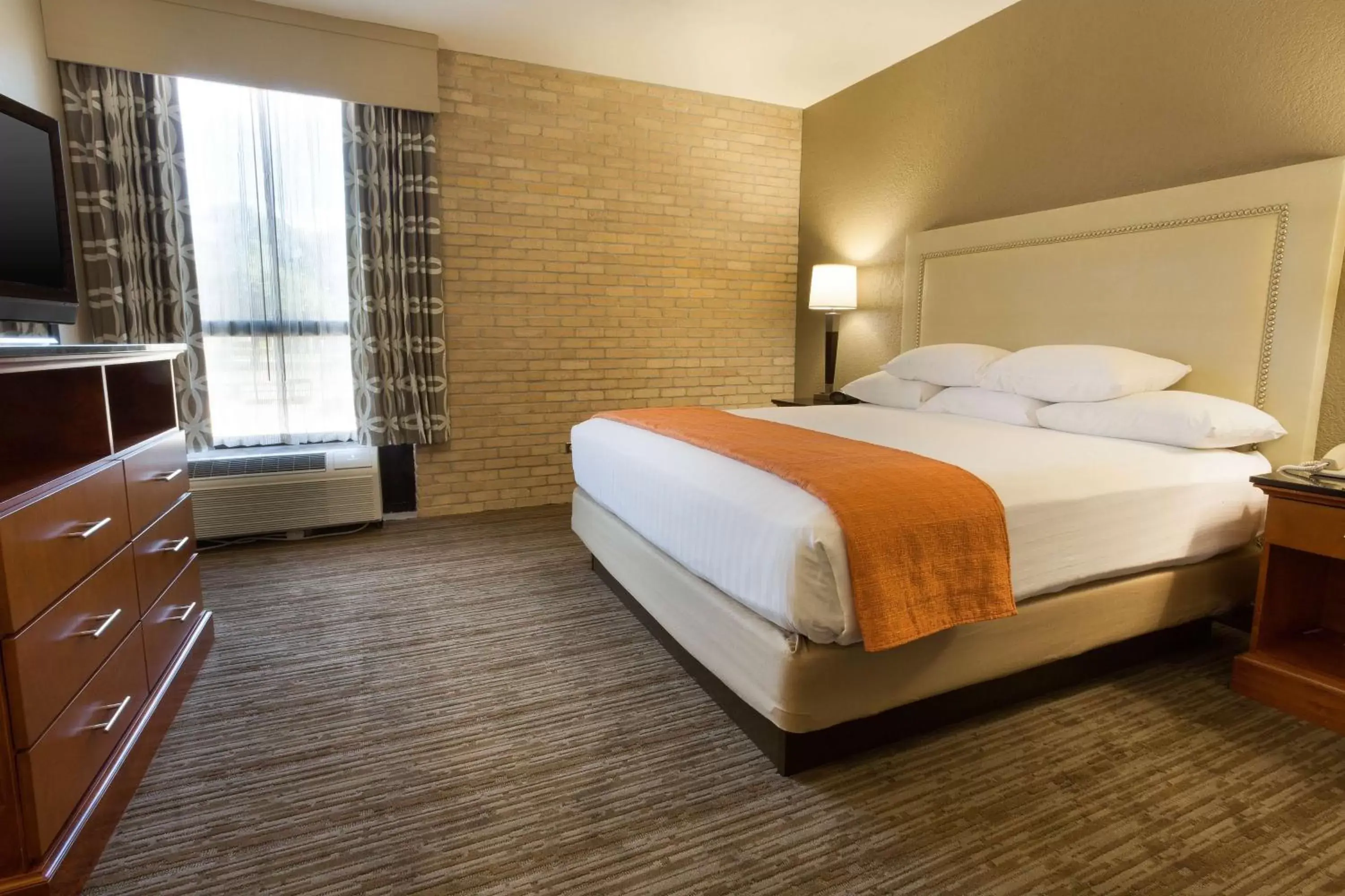 Photo of the whole room, Bed in Drury Inn & Suites Austin North