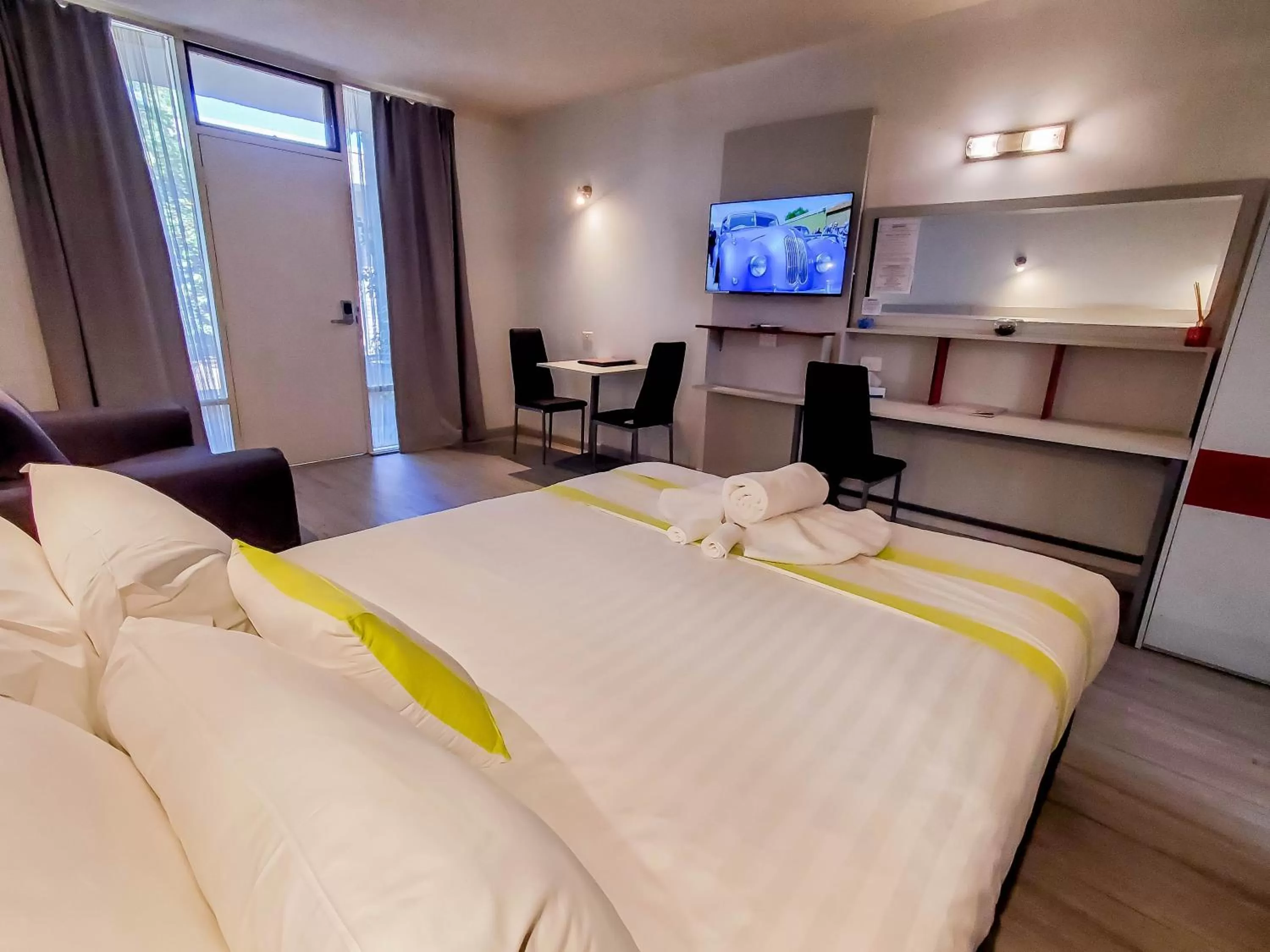 Photo of the whole room, Bed in Sandors Motor Inn