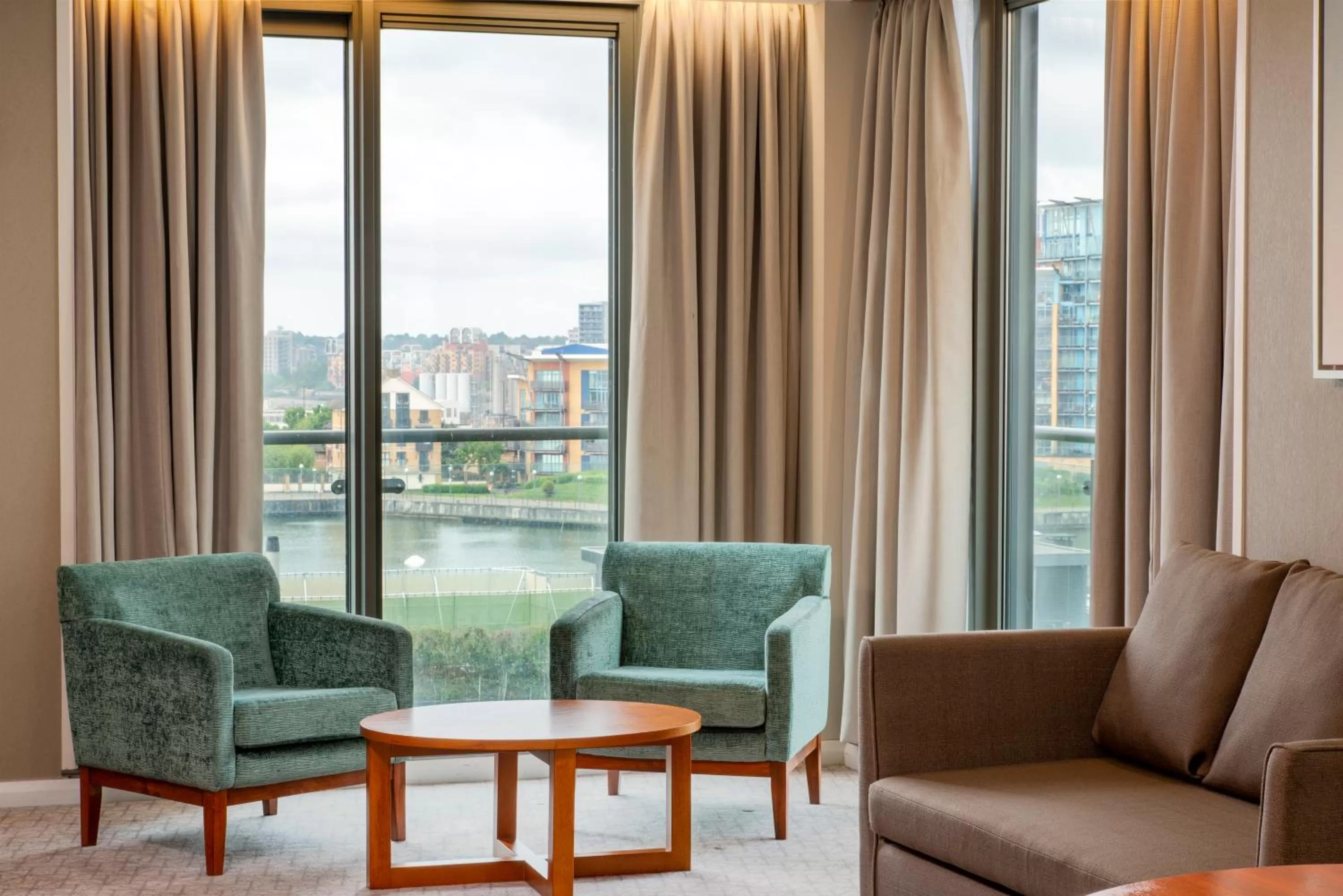 Living room in Crowne Plaza London - Docklands by IHG