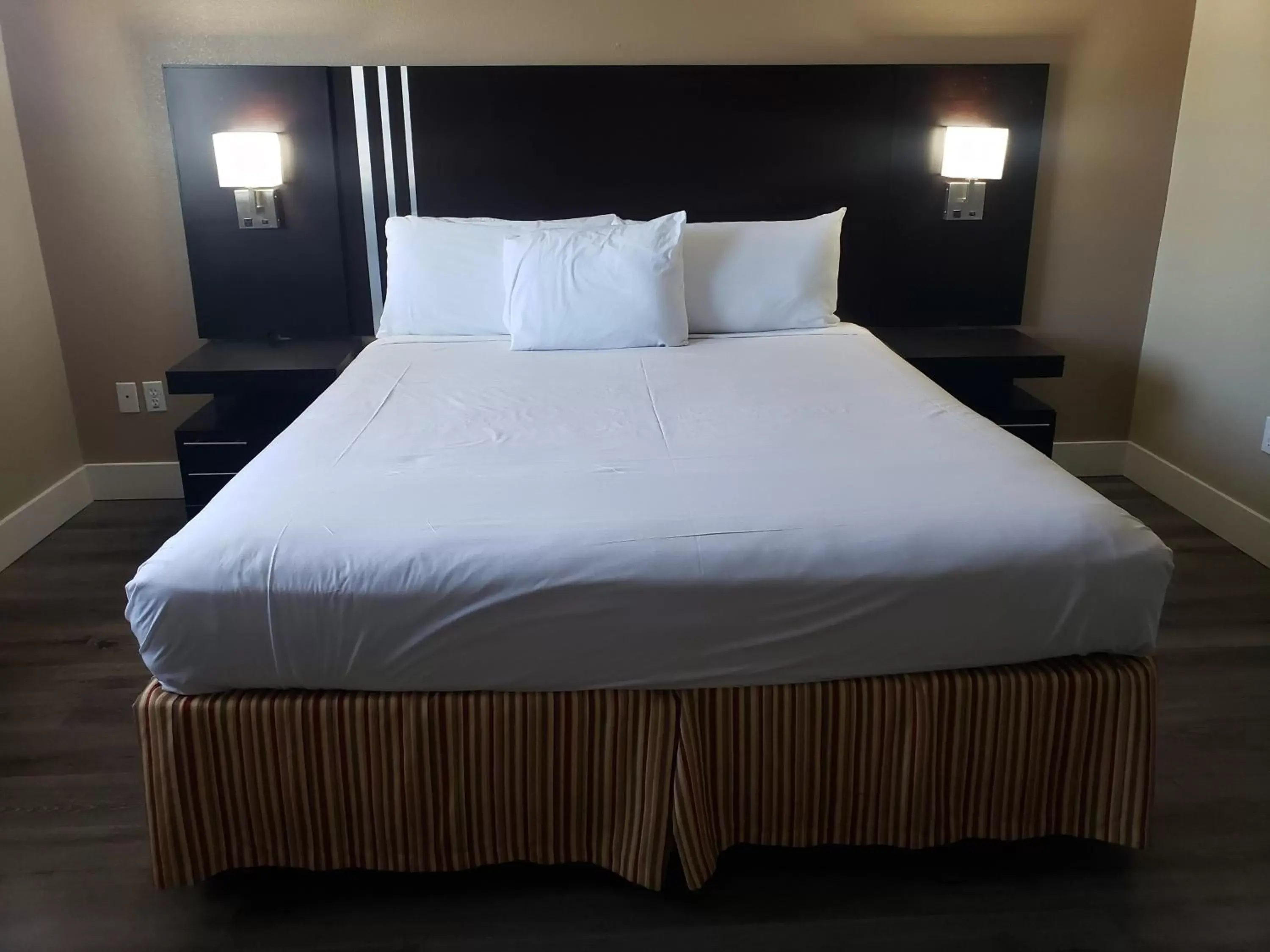 Bed in Fairview Inn & Suites