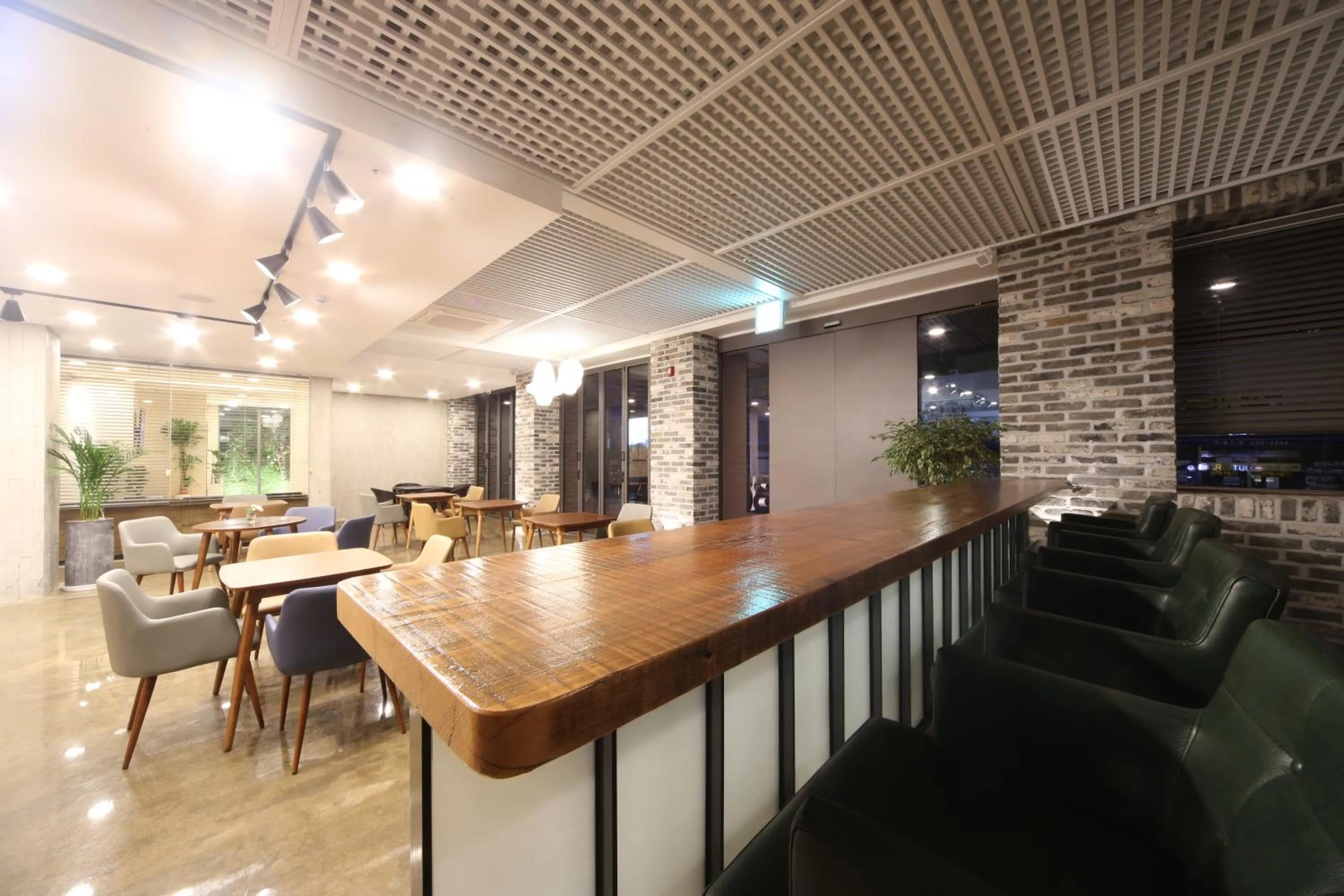 Restaurant/places to eat in Hotel Noblestay