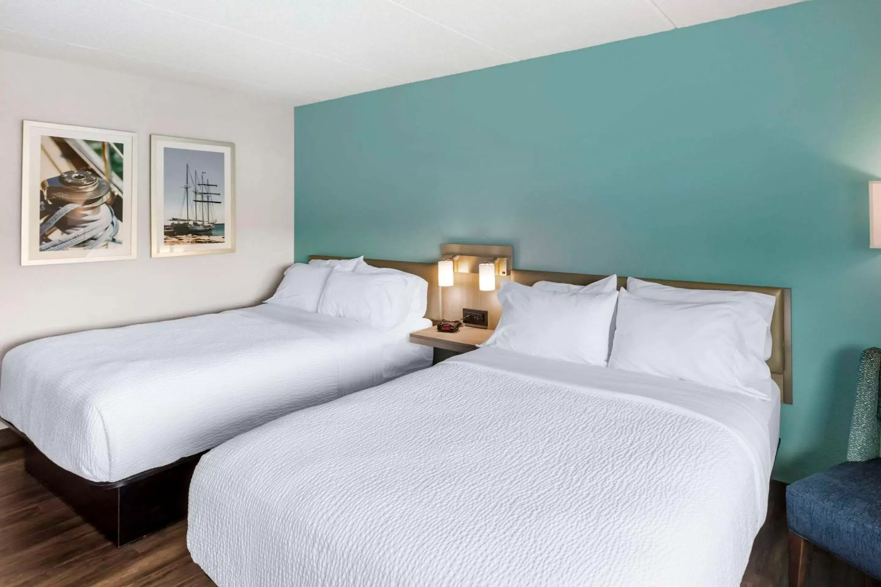 Bedroom, Bed in The Harborview, Ascend Hotel Collection