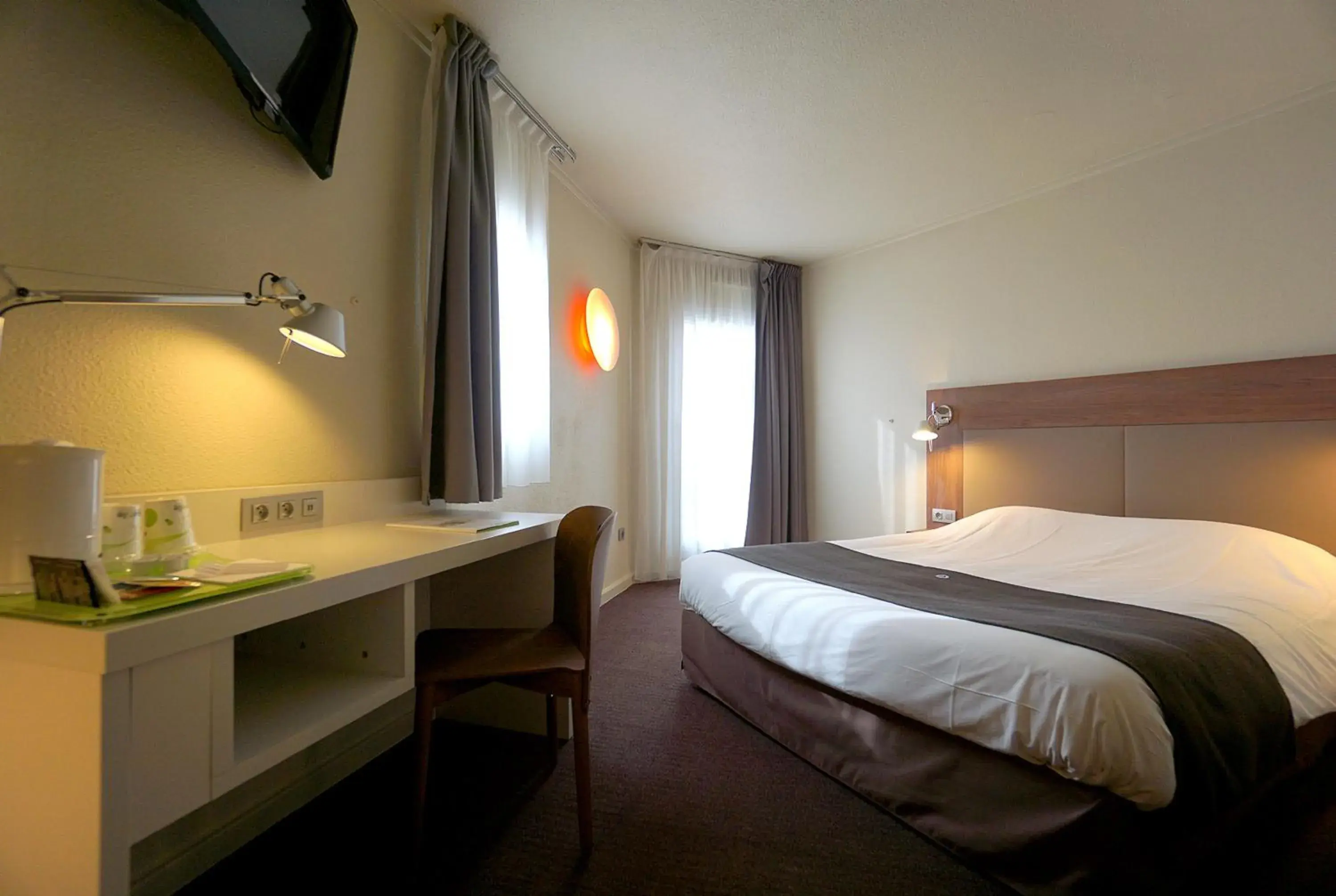 New Generation Quadruple Room with One Double Bed and 2 Single Beds in Campanile Paris Ouest - Chaville