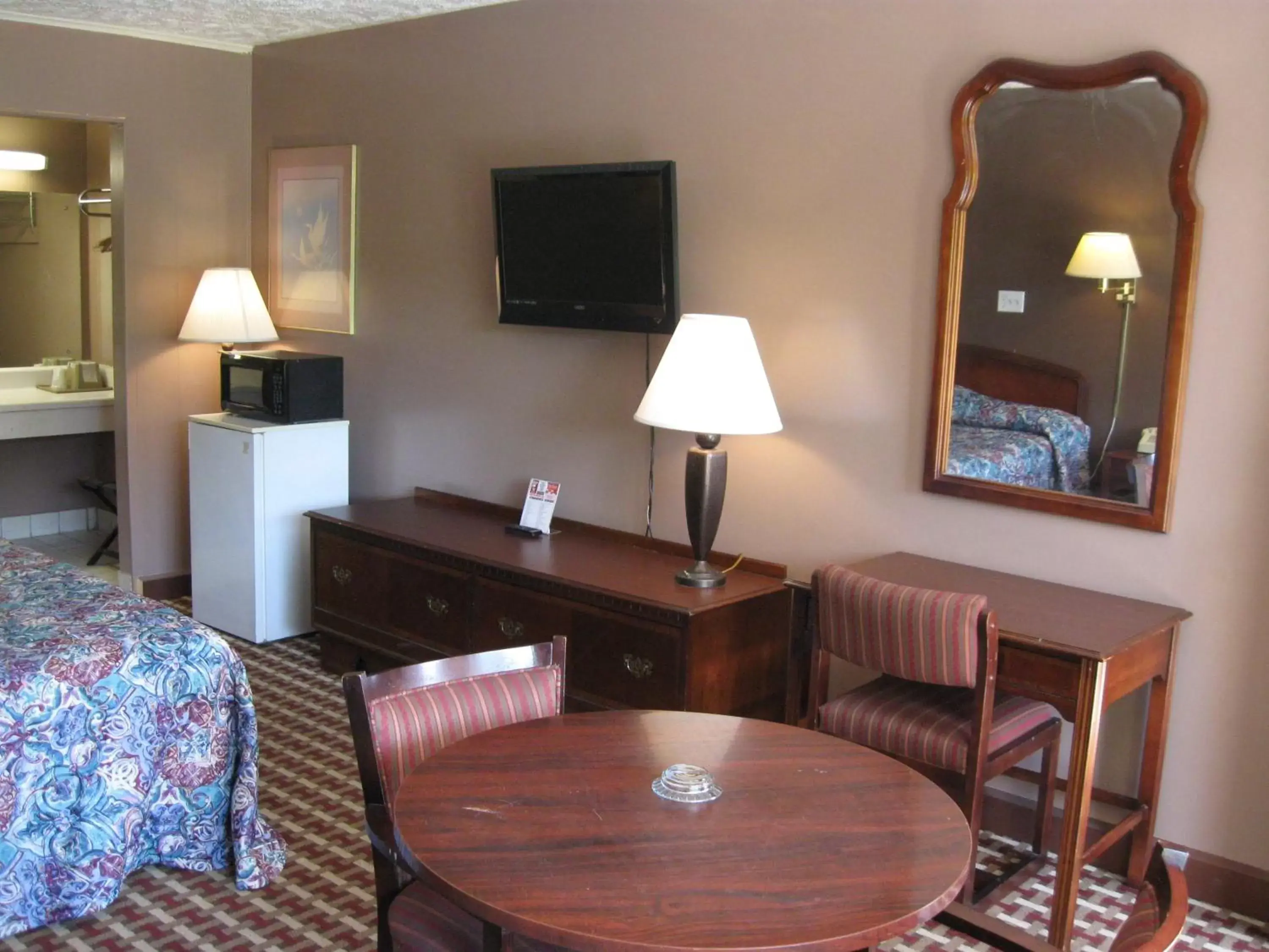 TV and multimedia, TV/Entertainment Center in Fincastle Motor Inn