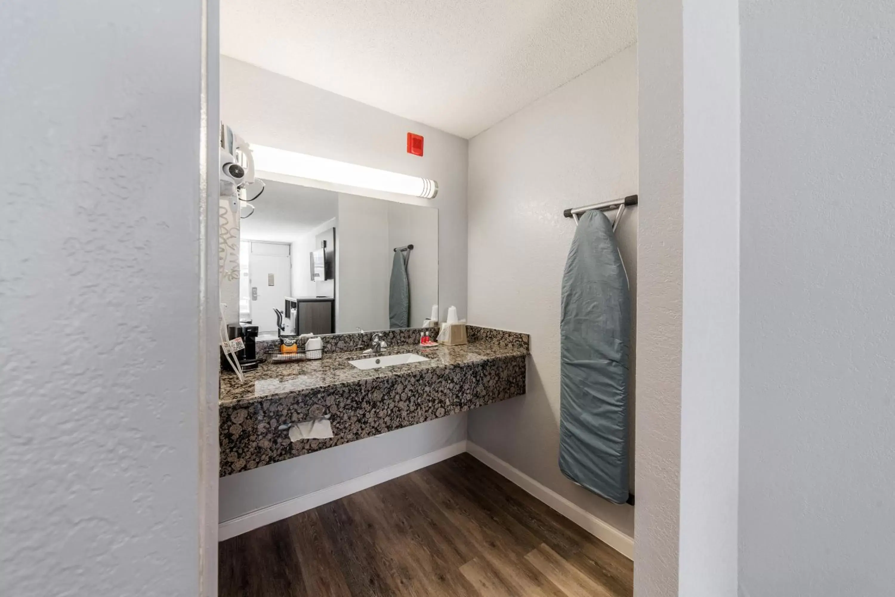 Bathroom in Econo Lodge Inn & Suites Near Bricktown