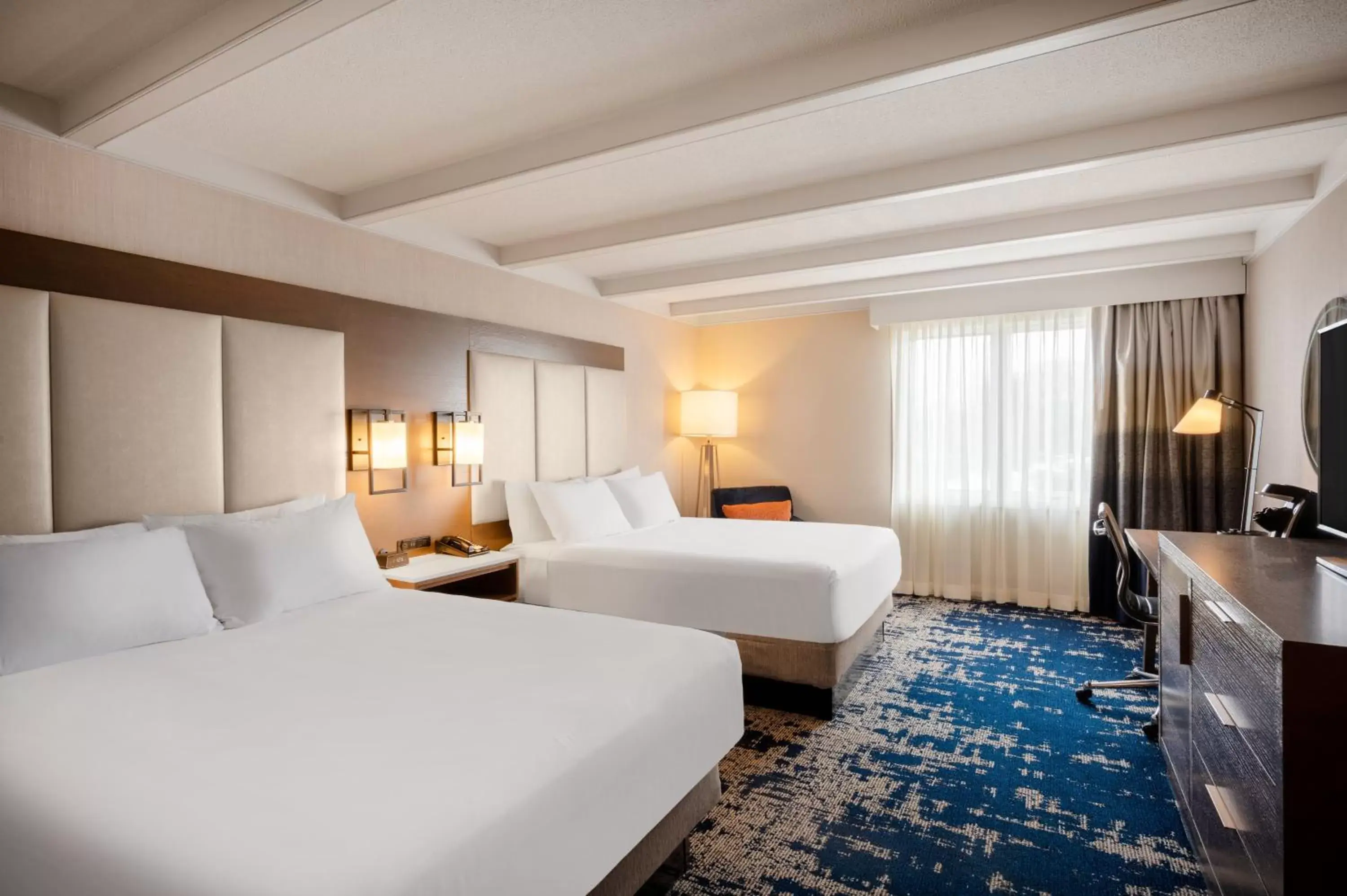 Photo of the whole room, Bed in Crowne Plaza Albany - The Desmond Hotel