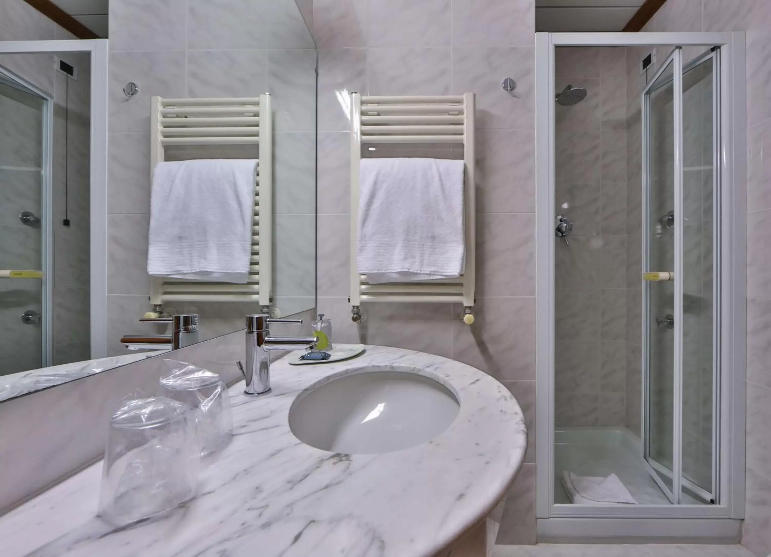 Shower, Bathroom in Best Western Hotel Moderno Verdi