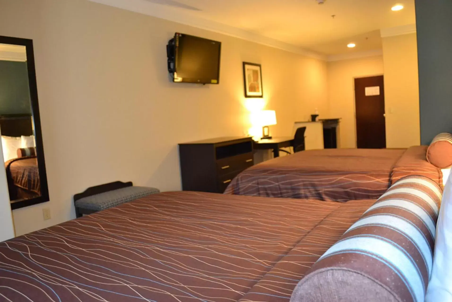 Photo of the whole room, Bed in Red River Inn and Suites