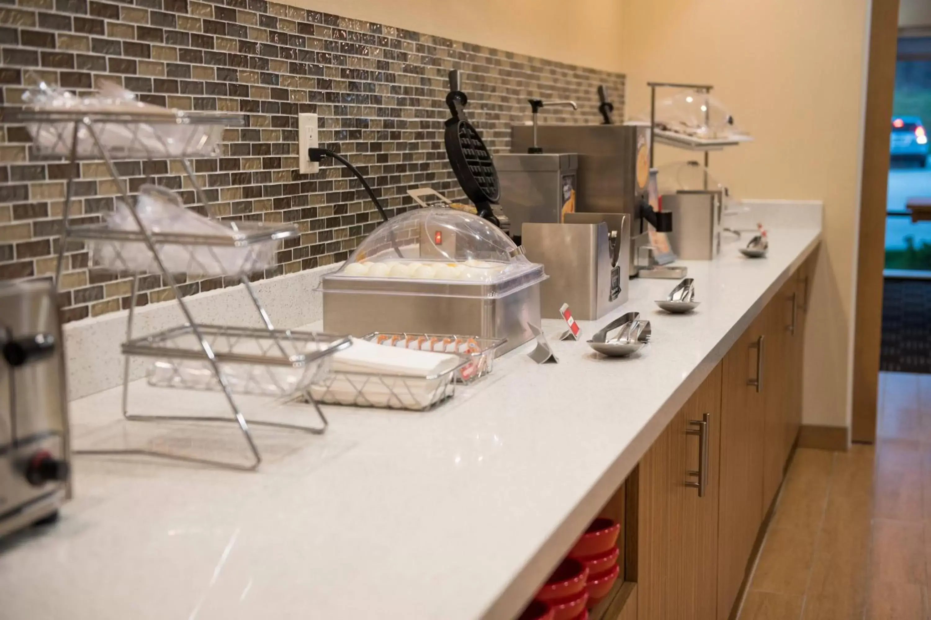 Breakfast, Kitchen/Kitchenette in TownePlace Suites by Marriott Battle Creek