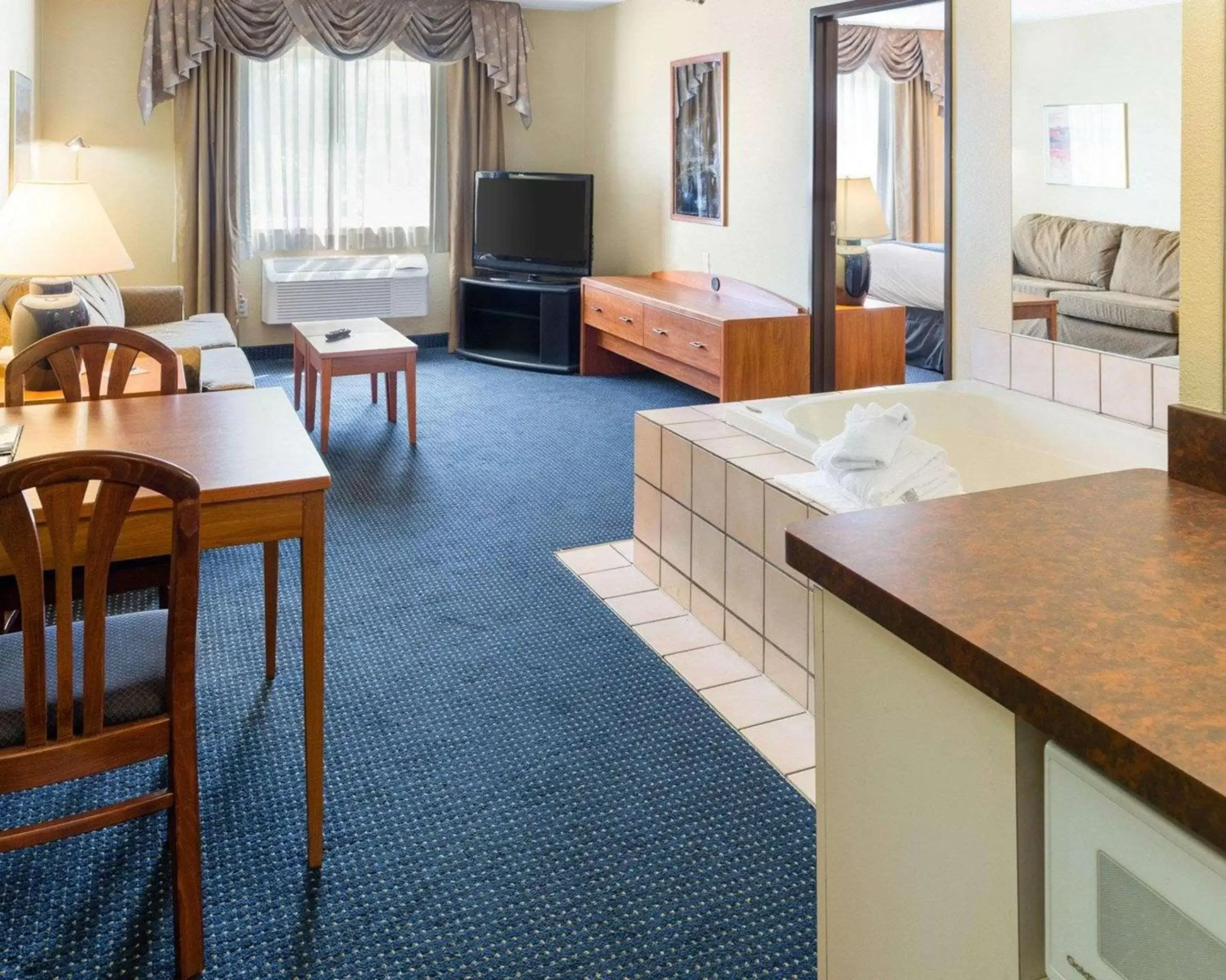 Photo of the whole room in Quality Inn Lakeville